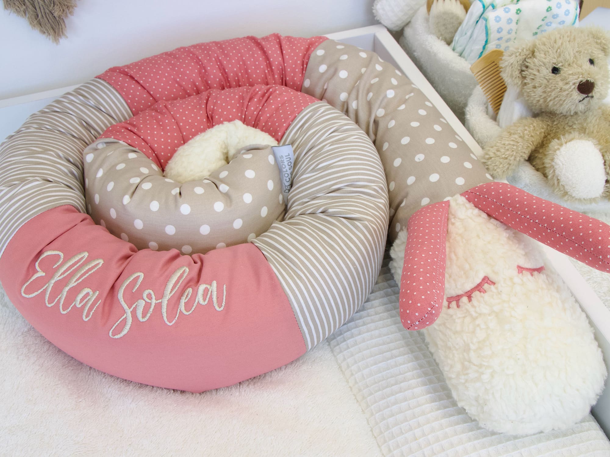 Bettschnecke Blush Sand im Babyzimmer – stilvolle und sichere Bettumrandung