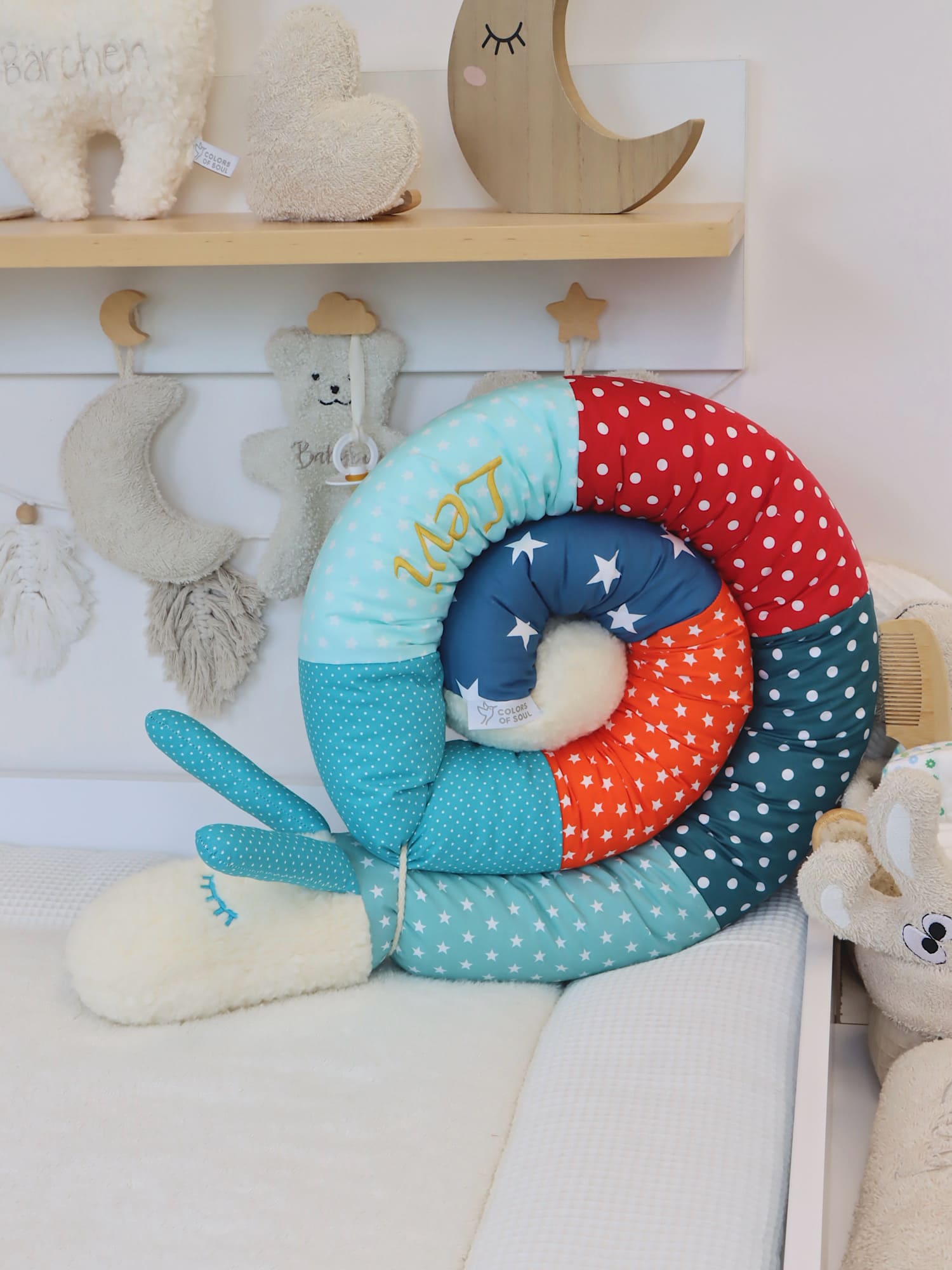 Detailaufnahme Puckschnecke Mint Rot Blau Orange – weiche Bettschlange fürs Baby