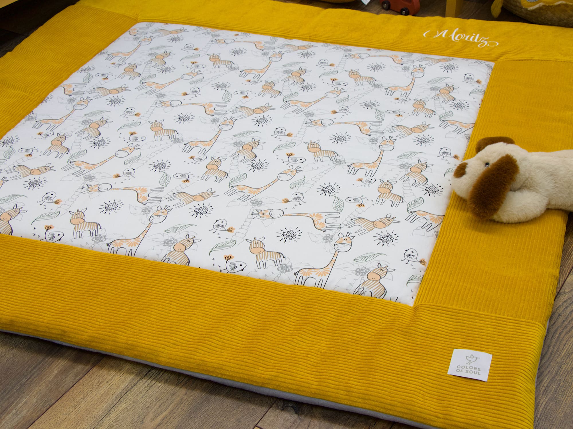 Krabbeldecke aus Baumwollsatin Giraffe und Zebra mit Cord in Gelb im Kinderzimmer