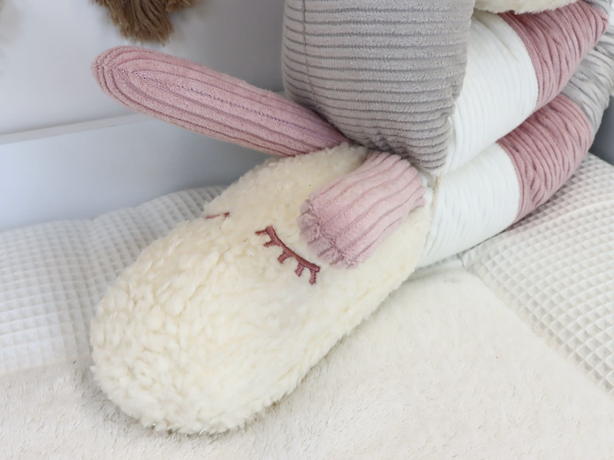 Handgemachte Puckschnecke aus Cord – atmungsaktiv, langlebig & perfekt als Babygeschenk