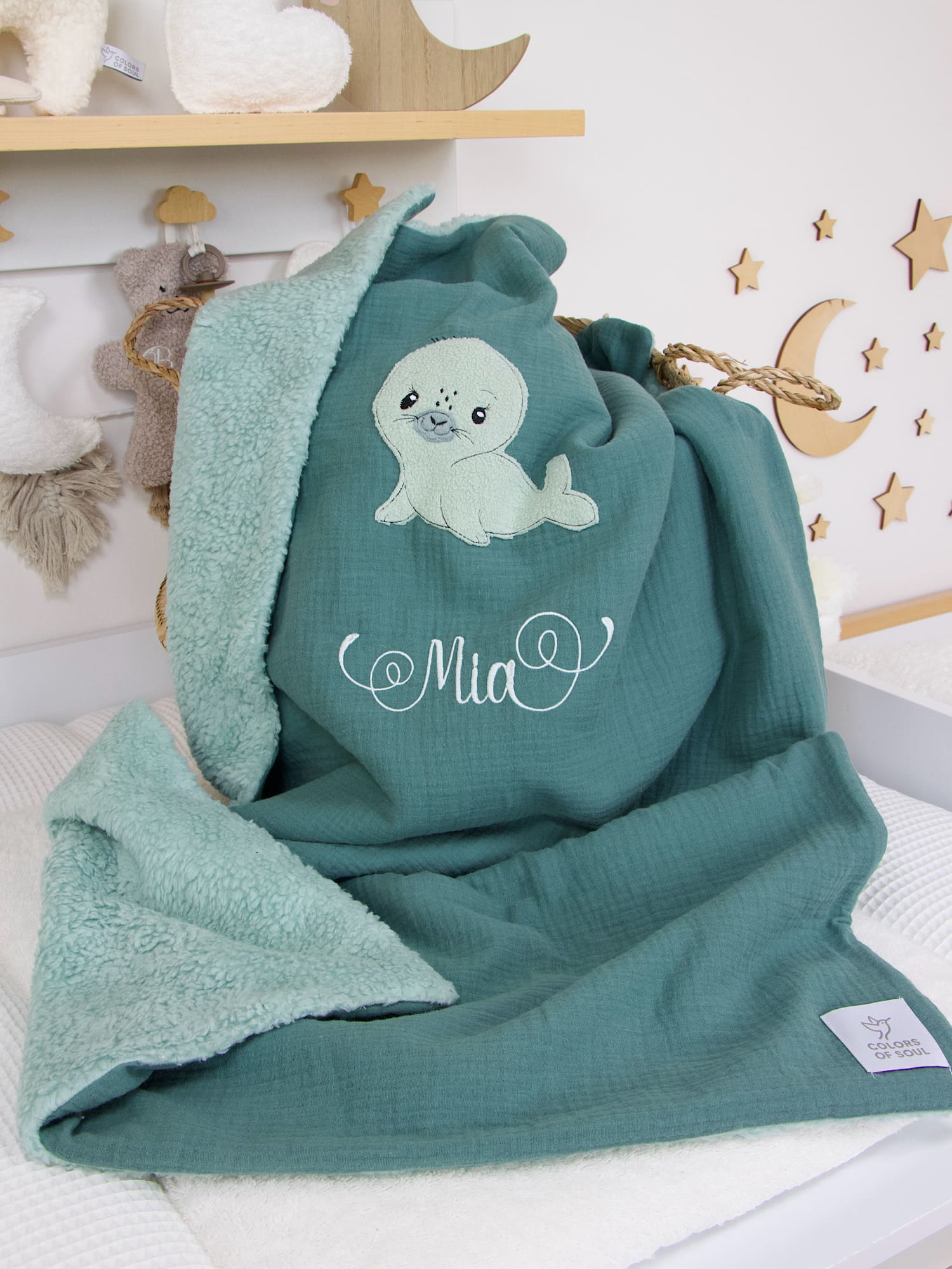Kuscheldecke für Babys in Dunkelmint mit mintfarbenem Teddyplüsch, bestickt mit dem Namen "Mia" und Seehund-Motiv