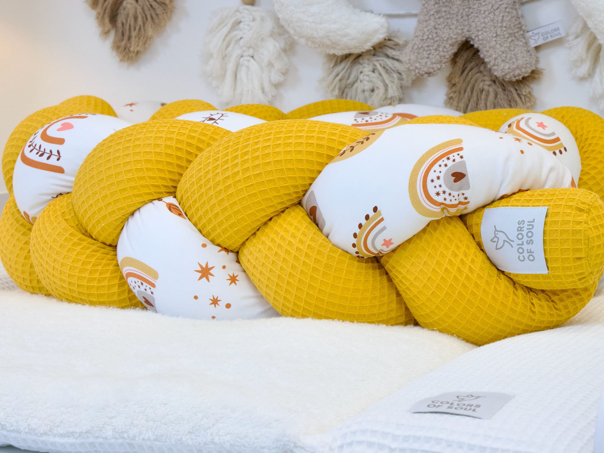 Babybett mit Bettschlange Gelb und Boho Regenbogen – sicherer Schutz und Deko zugleich