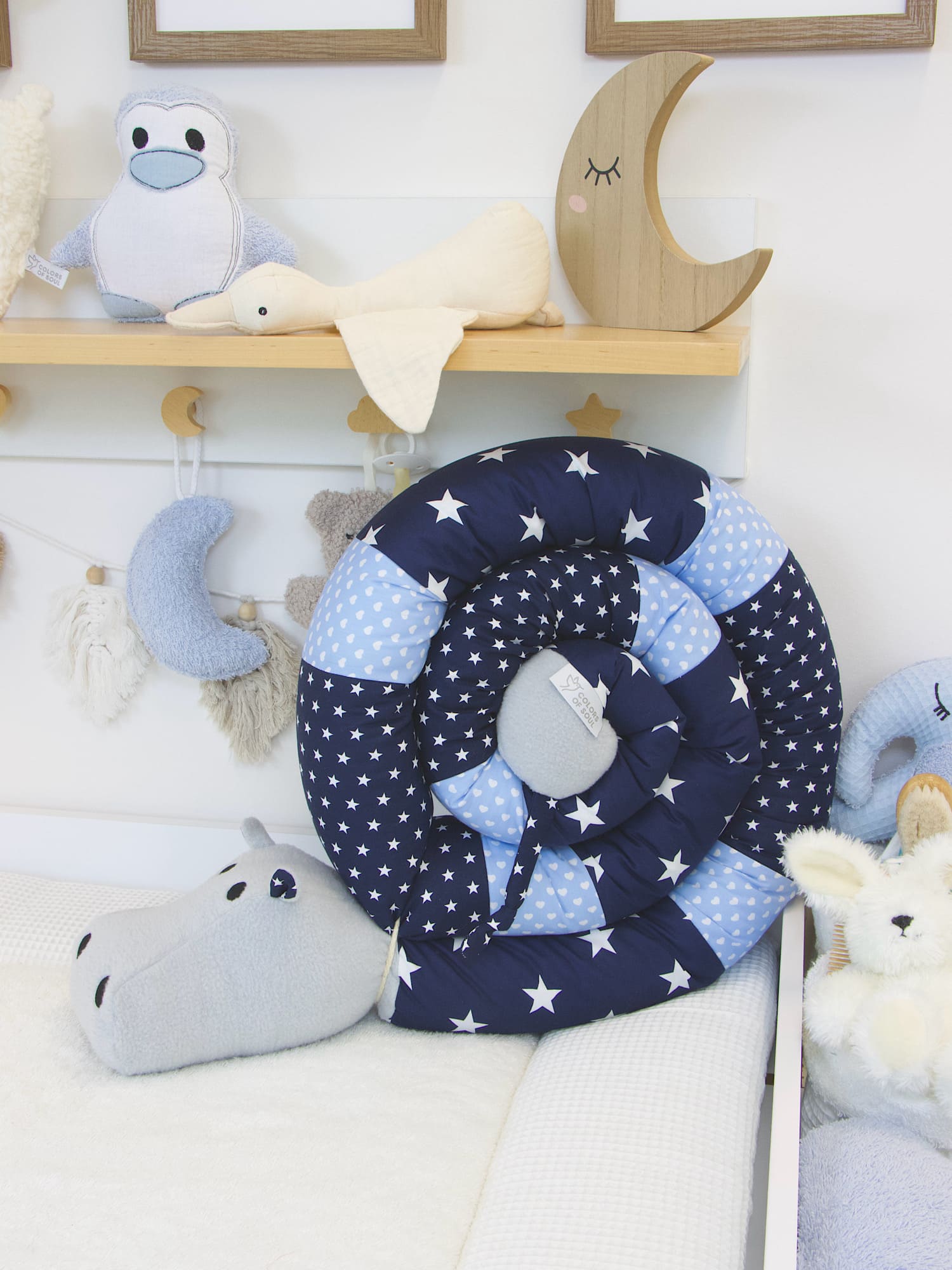Bettschlange Nilpferd – dunkelblau / blau für das Babyzimmer
