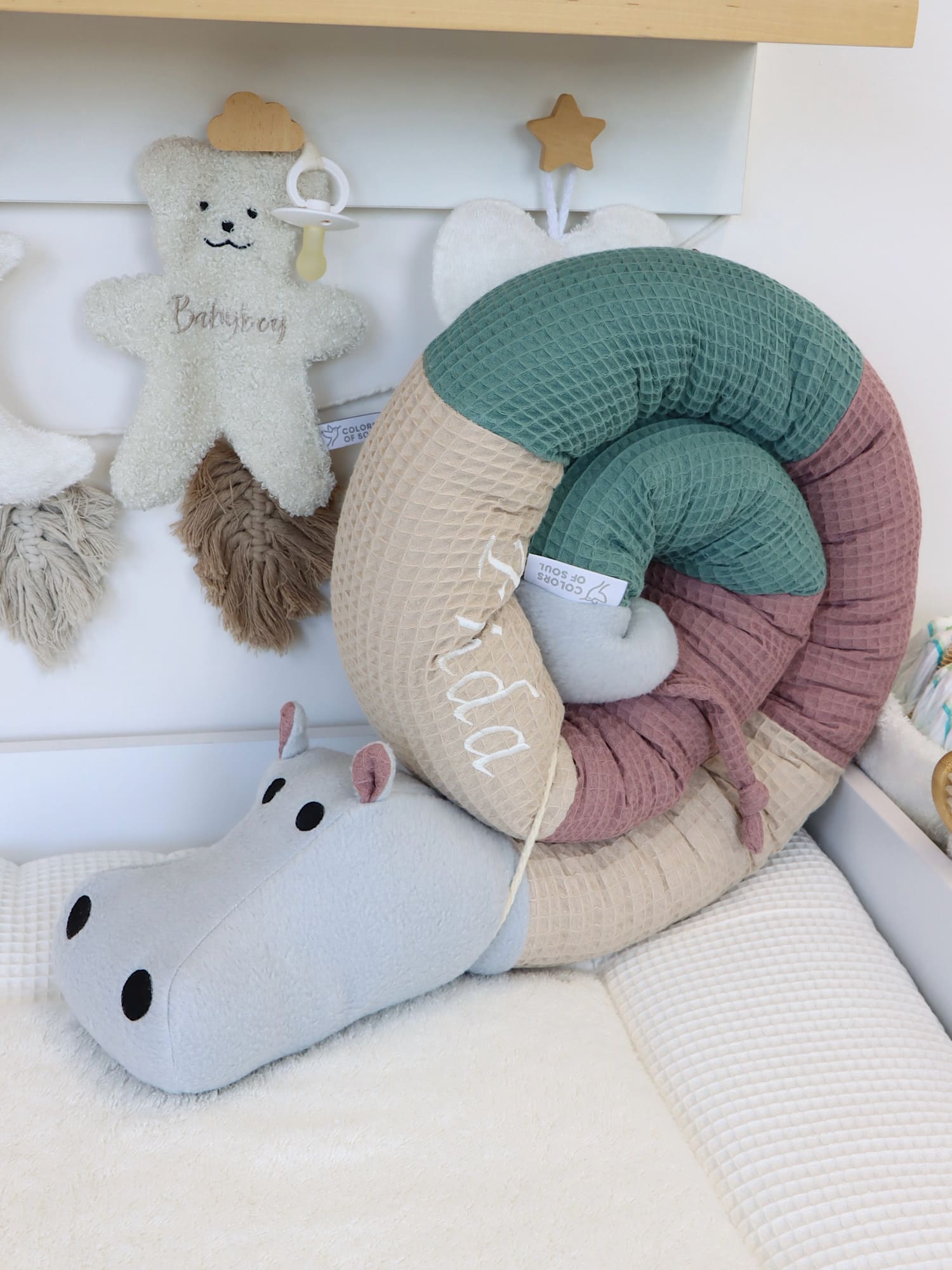 Personalisierte Bettschlange Nilpferd aus Waffelpique – Beige, Alte Malve & Altgrün – weiches handmade Geschenk zur Geburt