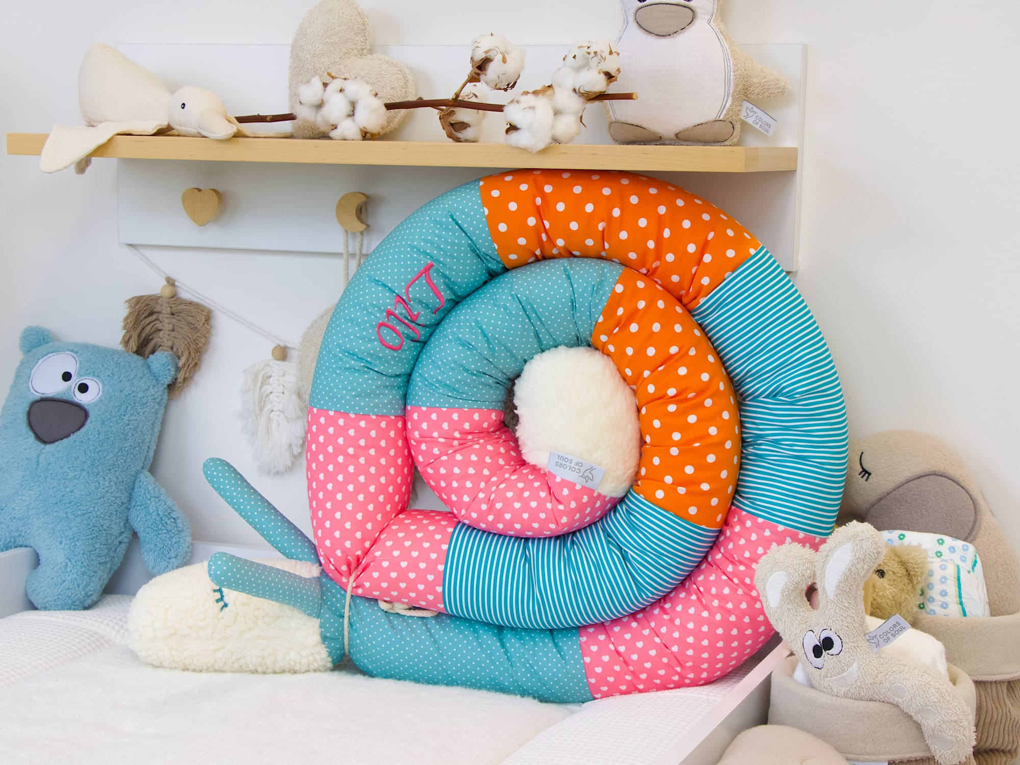 Personalisierbare Bettschlange in Altgrün Pink Türkis Orange – handgenähtes Babybett-Zubehör