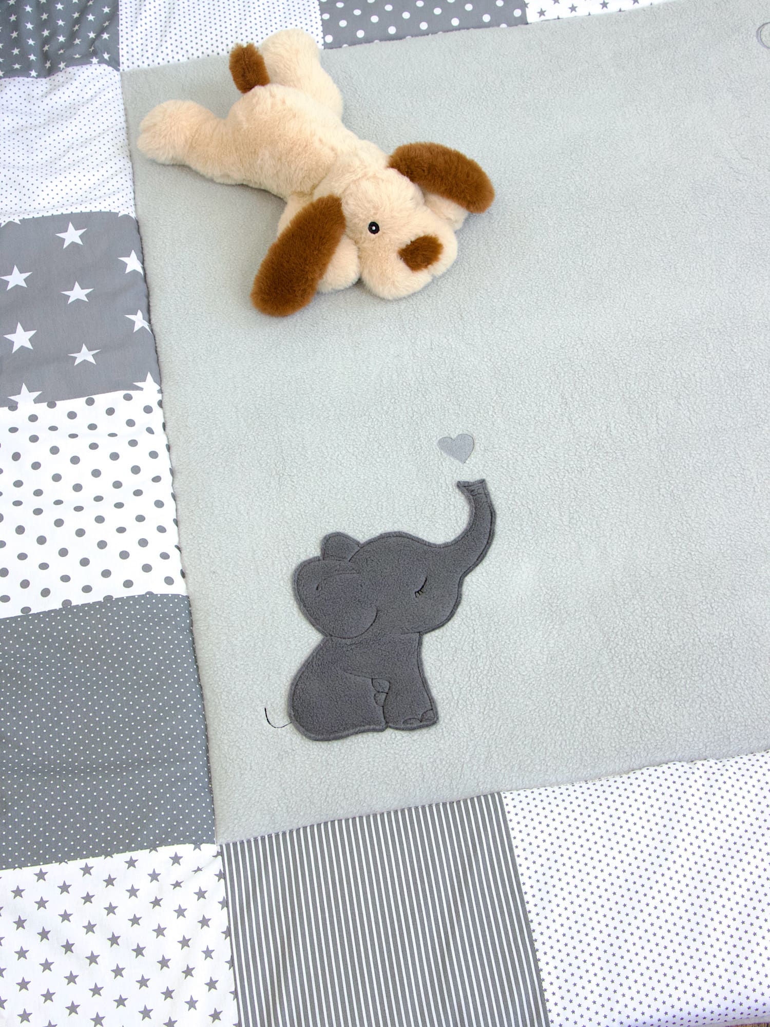 Hochwertige Patchwork Krabbeldecke Grau für Babys