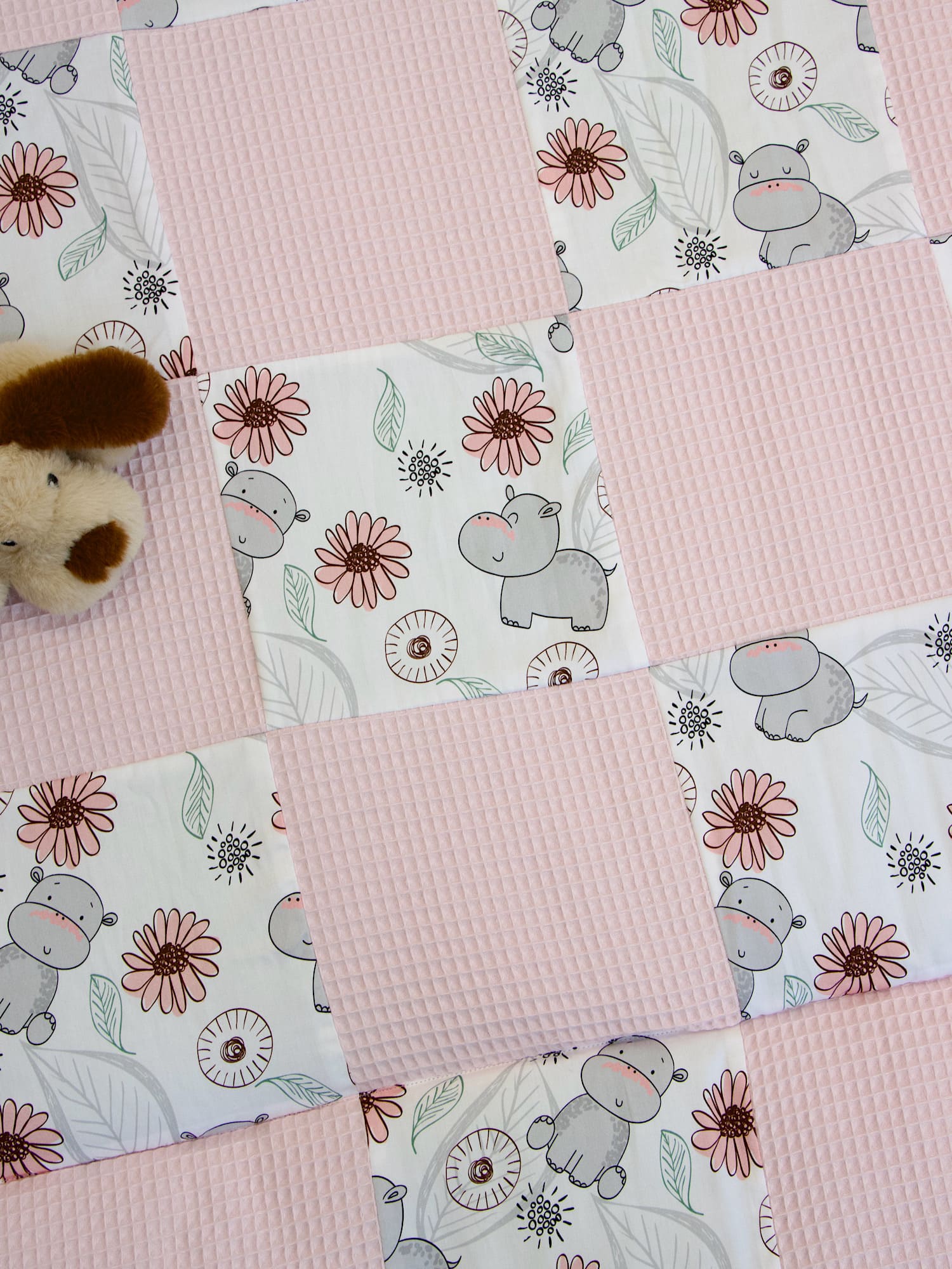 Patchwork Krabbeldecke mit Namen - Waffelpique hellrosa / niedliche Nilpferde