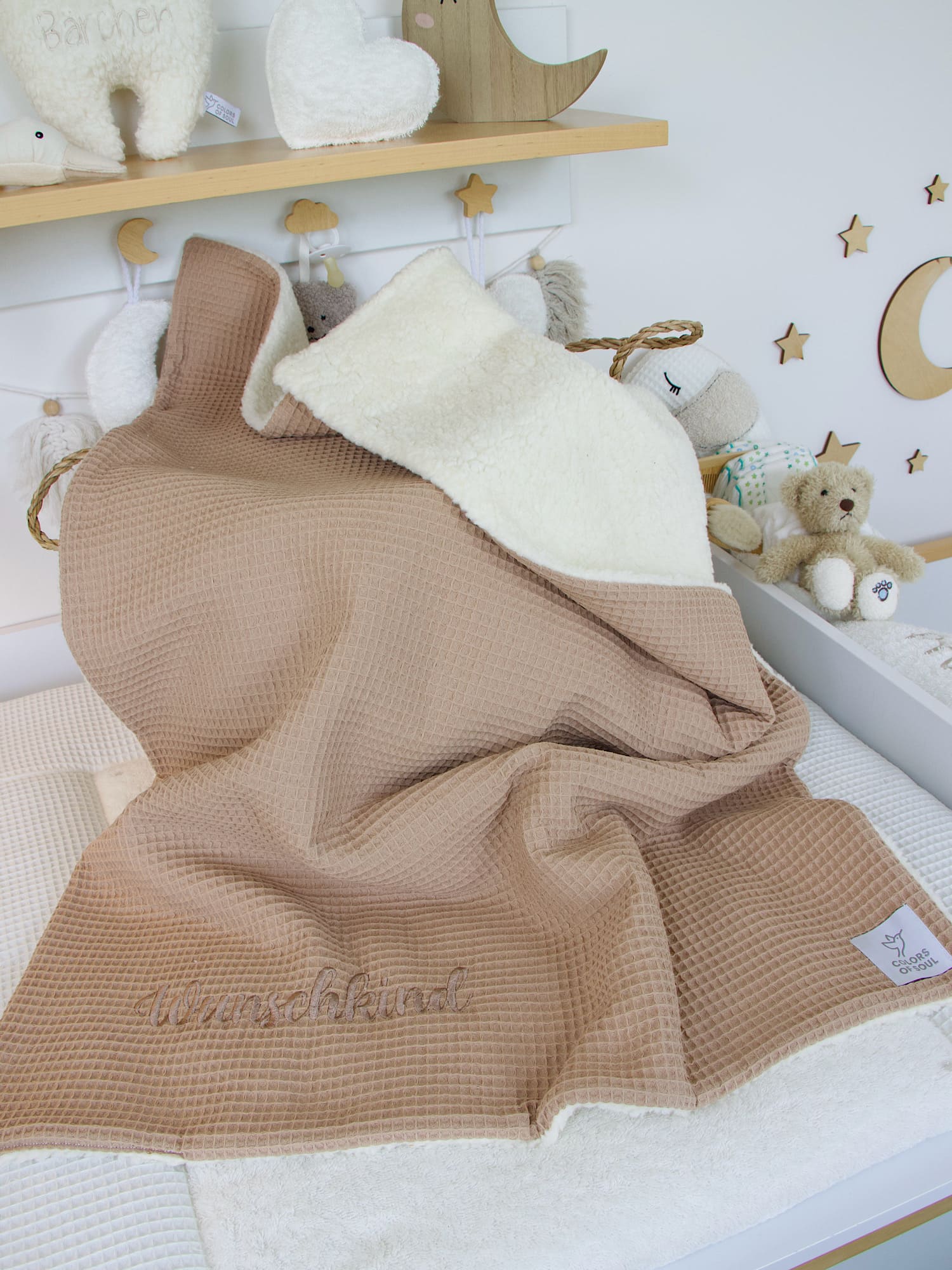 Personalisierte Babydecke – Waffelpique camel / Teddyplüsch creme für das Babyzimmer