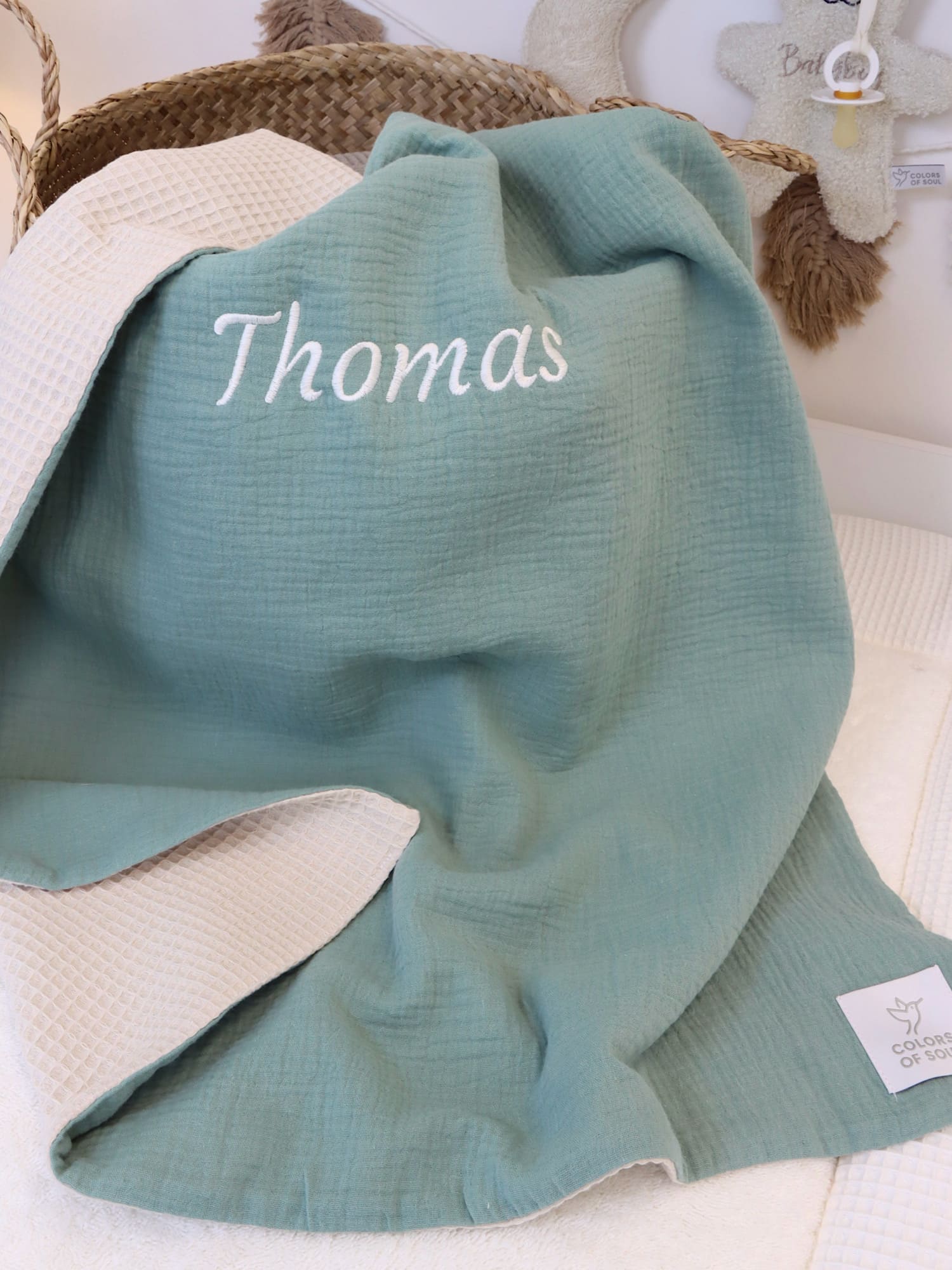 Leichte Babydecke Sommer aus Musselin Mint und Waffelpique Hellbeige, personalisiert mit weißer Namensstickerei.