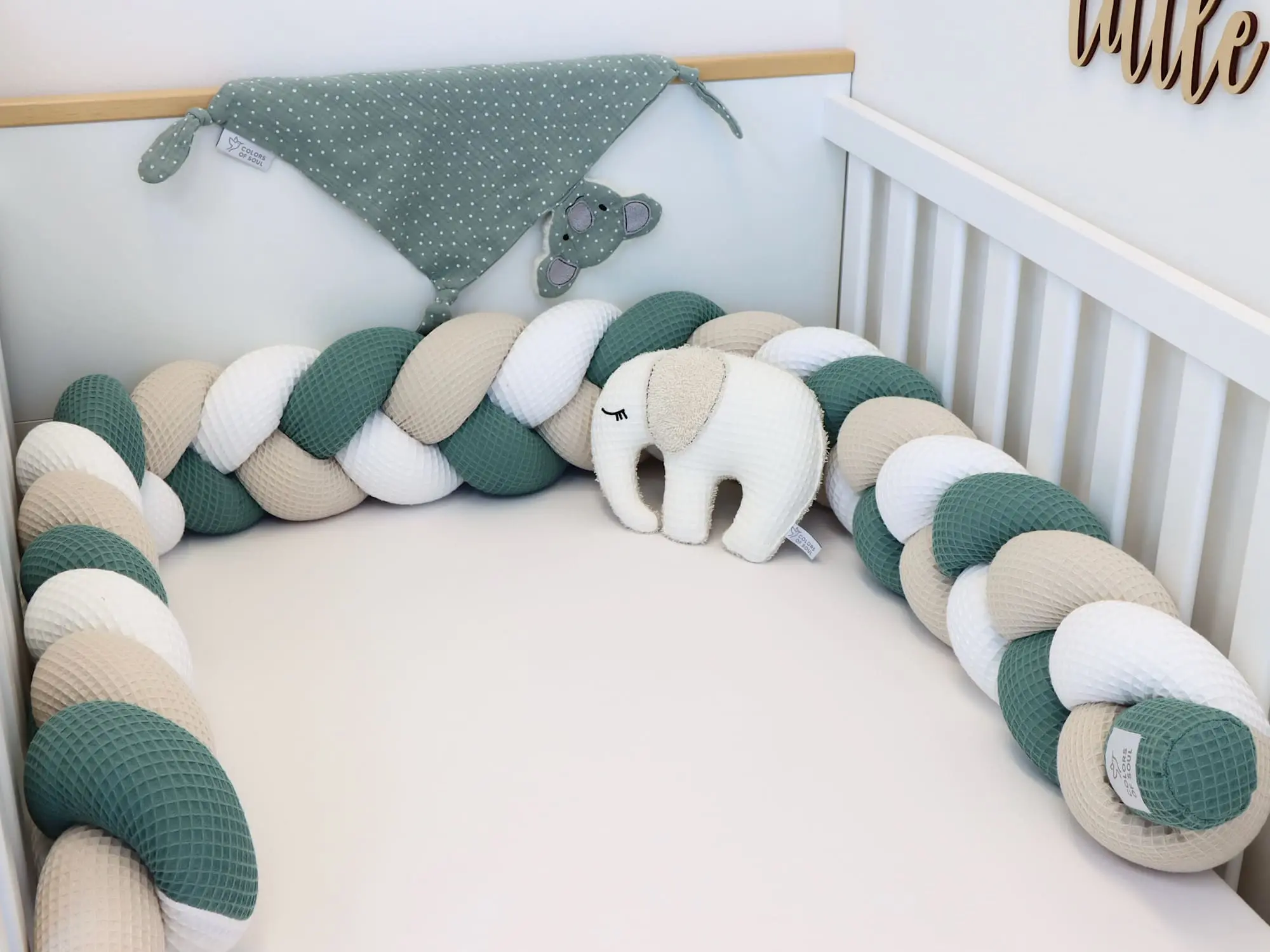 Geflochtene Bettschlange Weiß Natur Altgrün im Babybett mit passender Deko