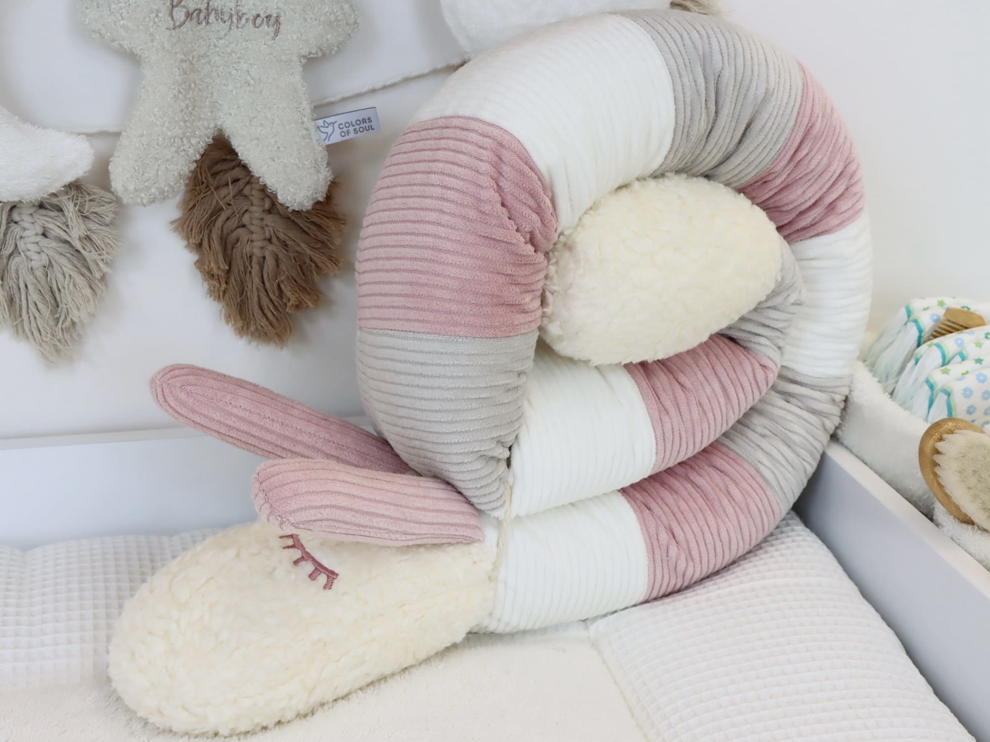 Puckschnecke personalisiert aus Cord – sanfter Schutz und Stil fürs Babybett in Naturtönen
