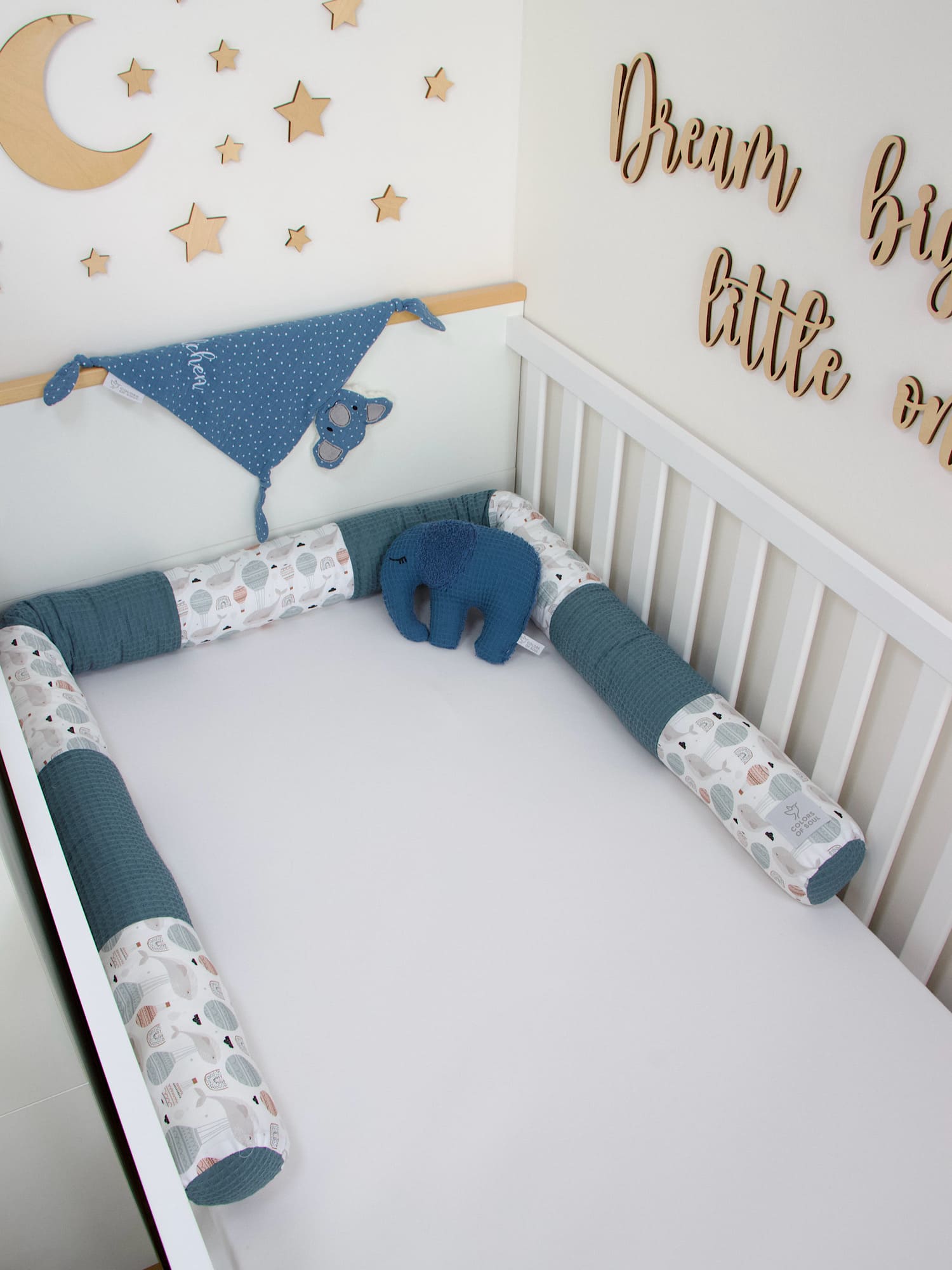 Patchwork Bettschlange personalisiert - schlafende Wale und Luftballons / Waffelpique stahlblau