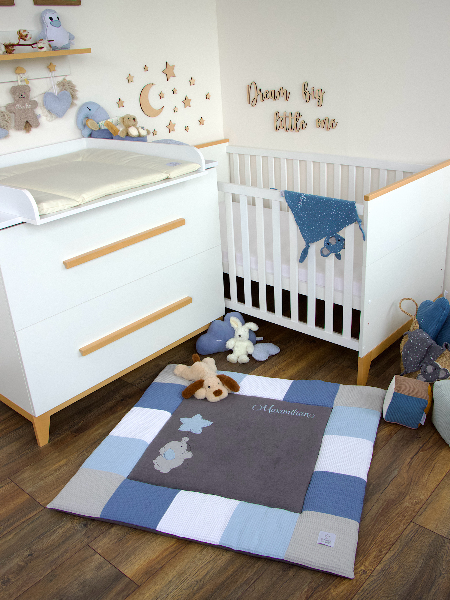 Handgefertigte Krabbeldecke mit Patchwork-Rand aus Waffelpique in Hellgrau, Blau, Weiß und Hellblau