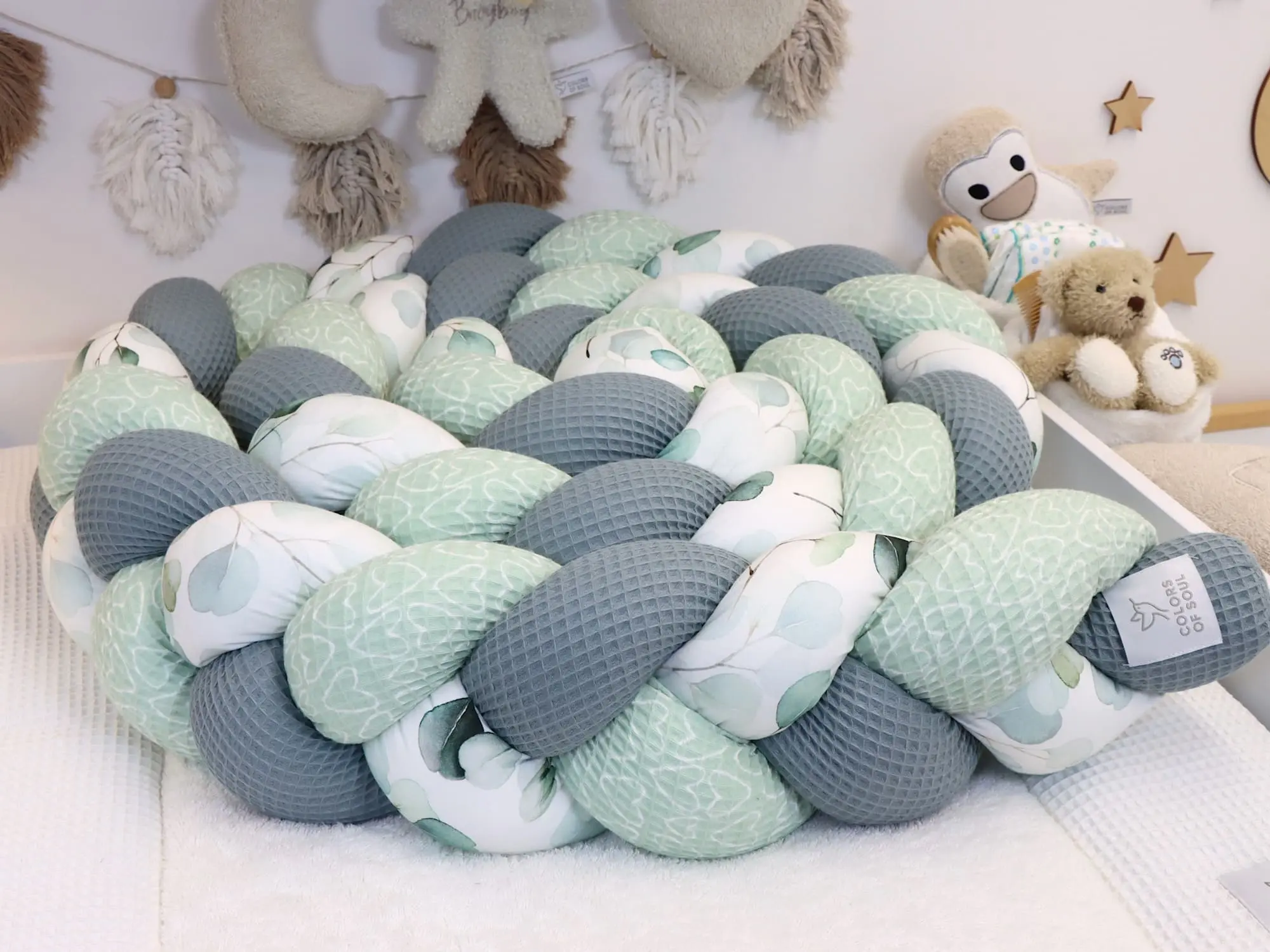 Geflochtene Bettschlange Eukalyptus in Dusty Altmint und Herzen Hellmint im Detail