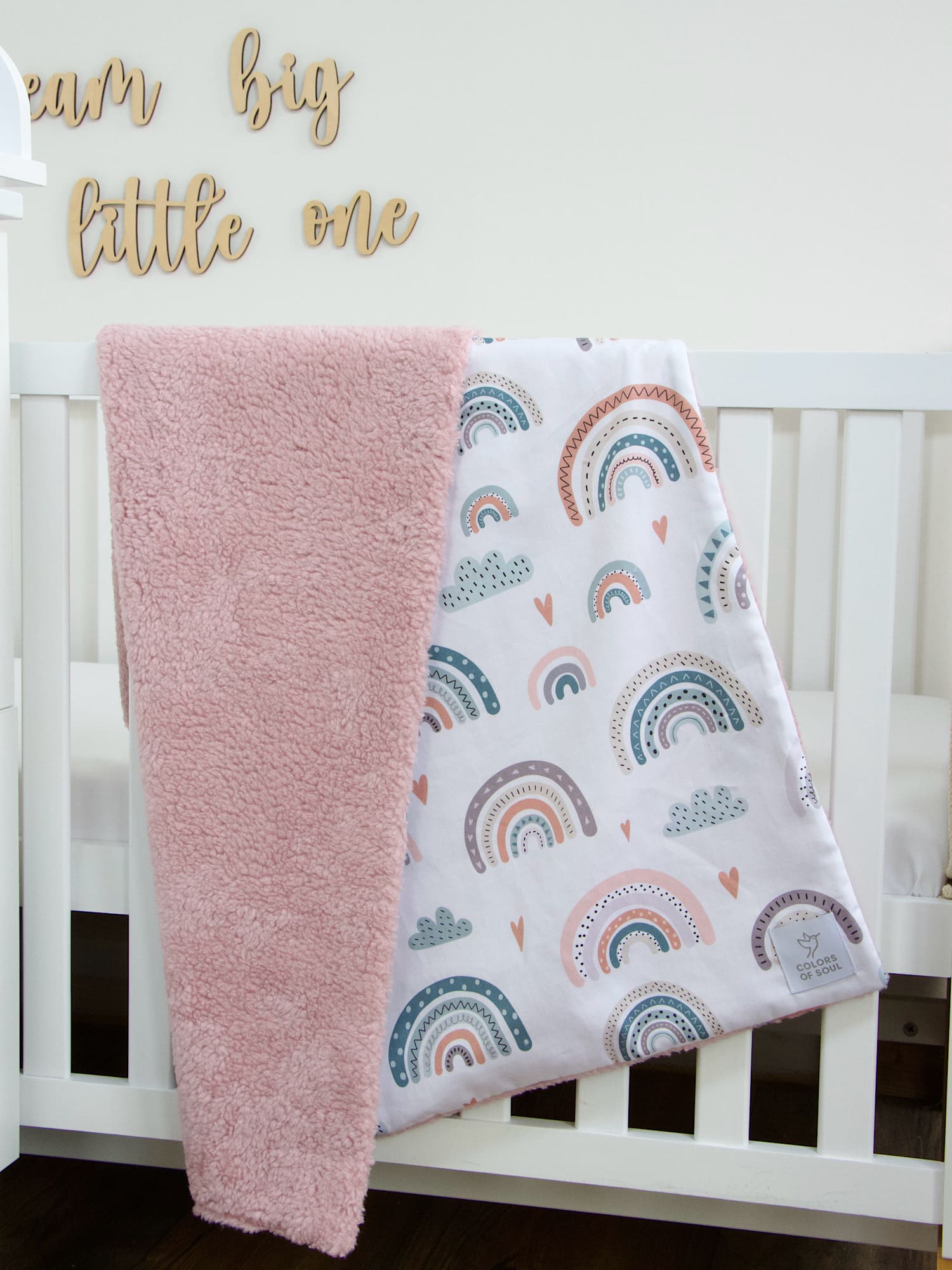 Kuscheldecke Teddy Altrosa – Babydecke Pastell Regenbogen im Kinderbett hängend