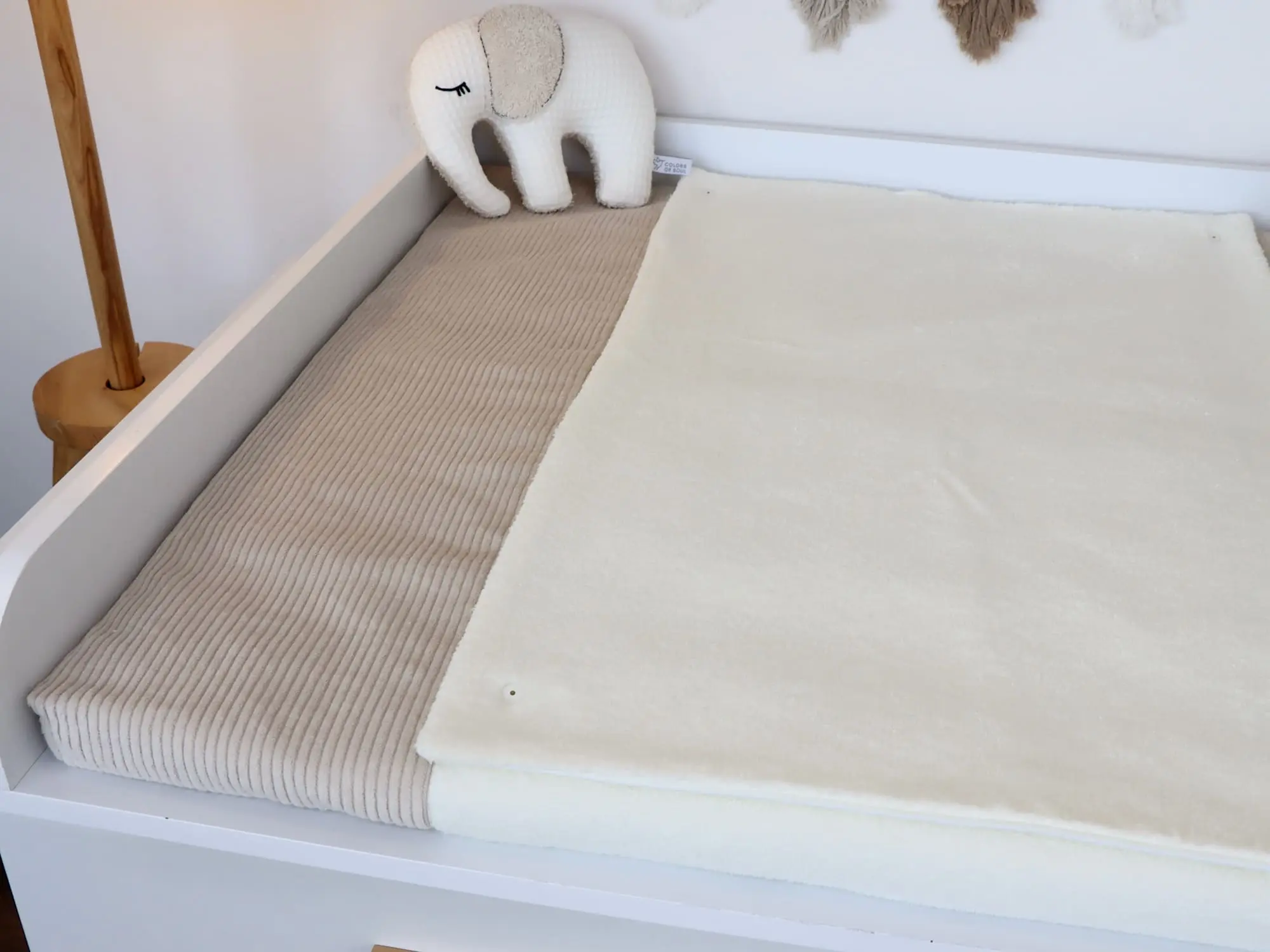 Weiche Wickelauflage aus Cord Light Sand mit cremefarbener Liegefläche
