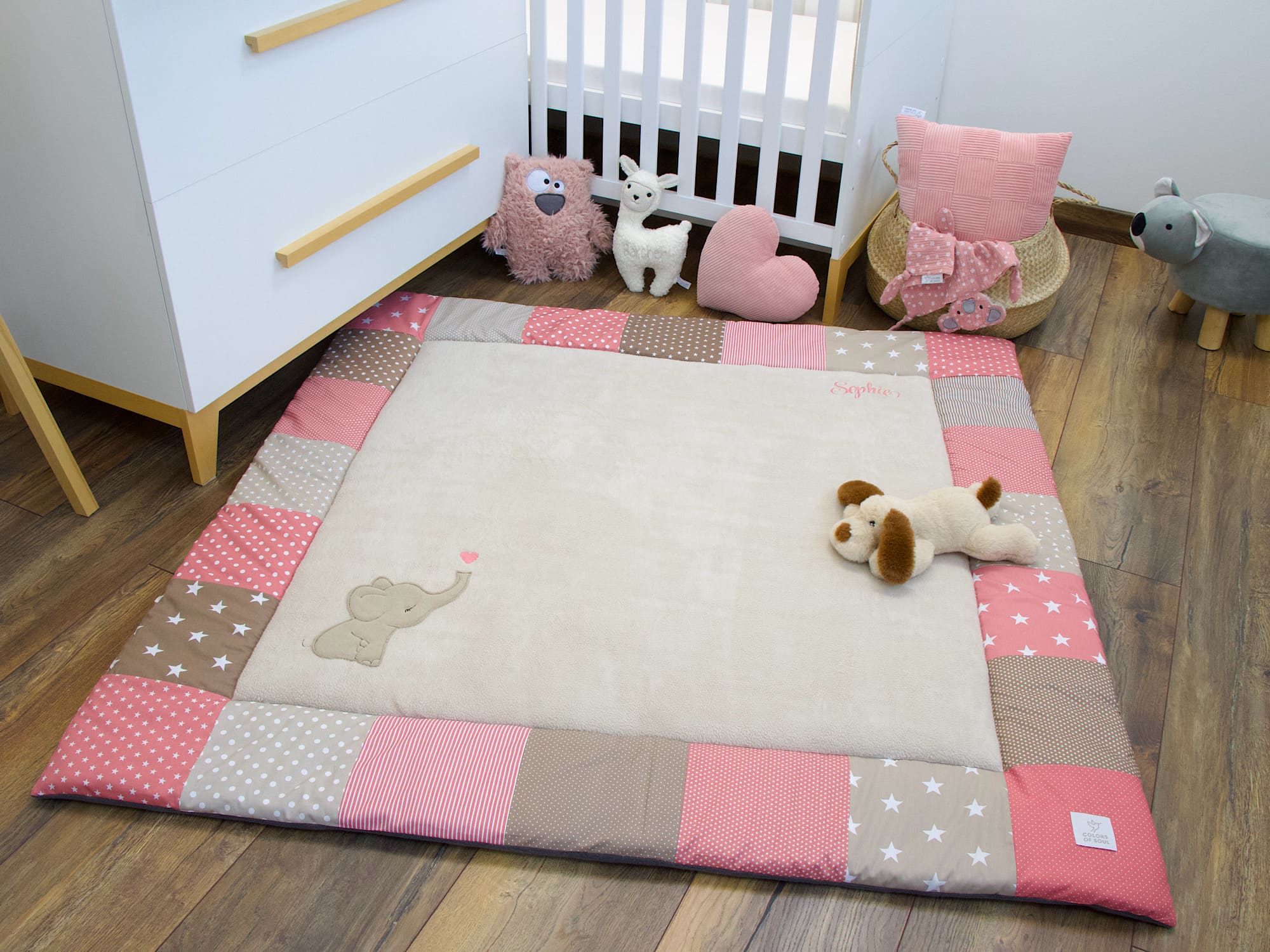 Personalisierte Krabbeldecke Patchwork – Elefant Applikation und weiche Liegefläche in Beige