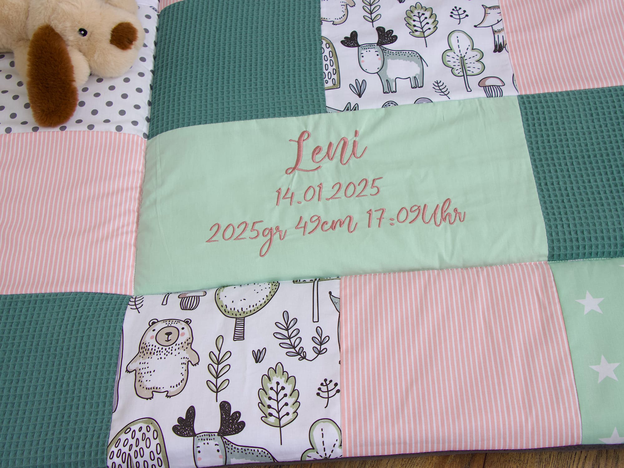 Krabbeldecke Patchwork personalisiert - Waldfreunde / Waffelpique altgrün / mint / altrosa