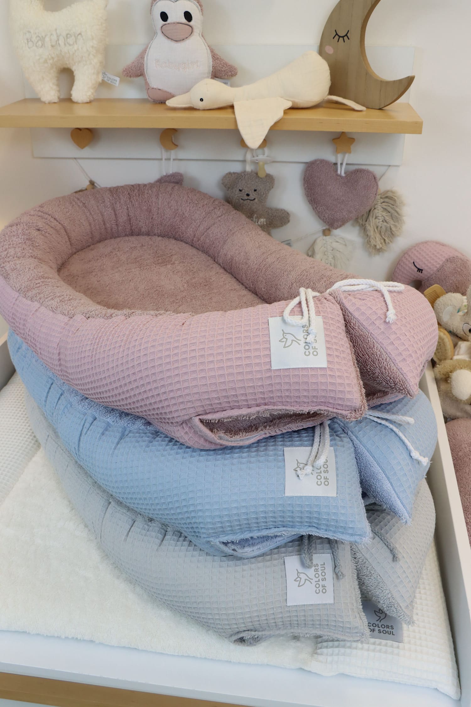 Babynest-Kollektion von Colors of Soul – handgefertigt in Waffelpique und Frottee für stilvolle Babyzimmer