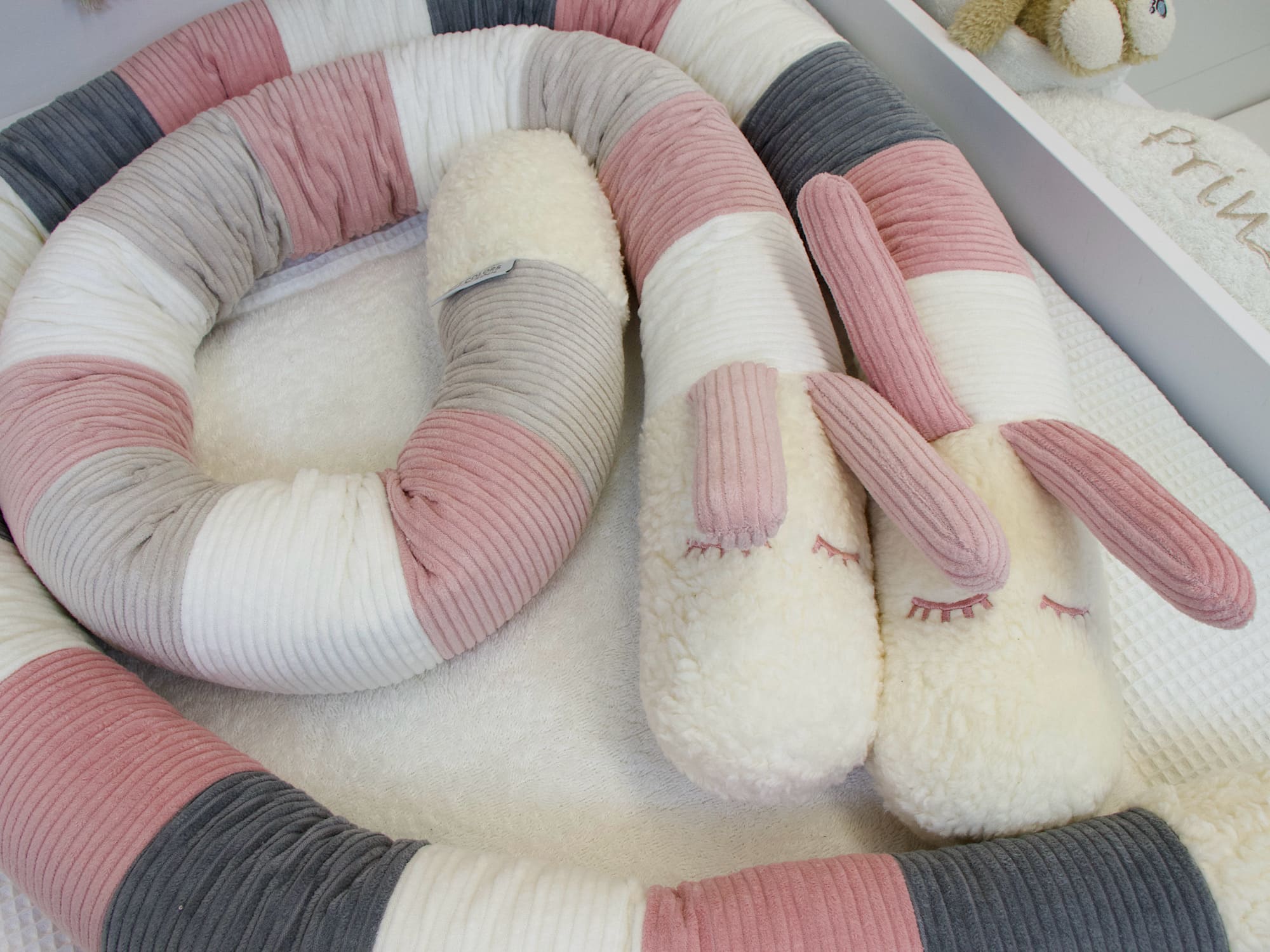 Große Bettschnecke in Creme, Altrosa und Grau im stilvollen Babyzimmer