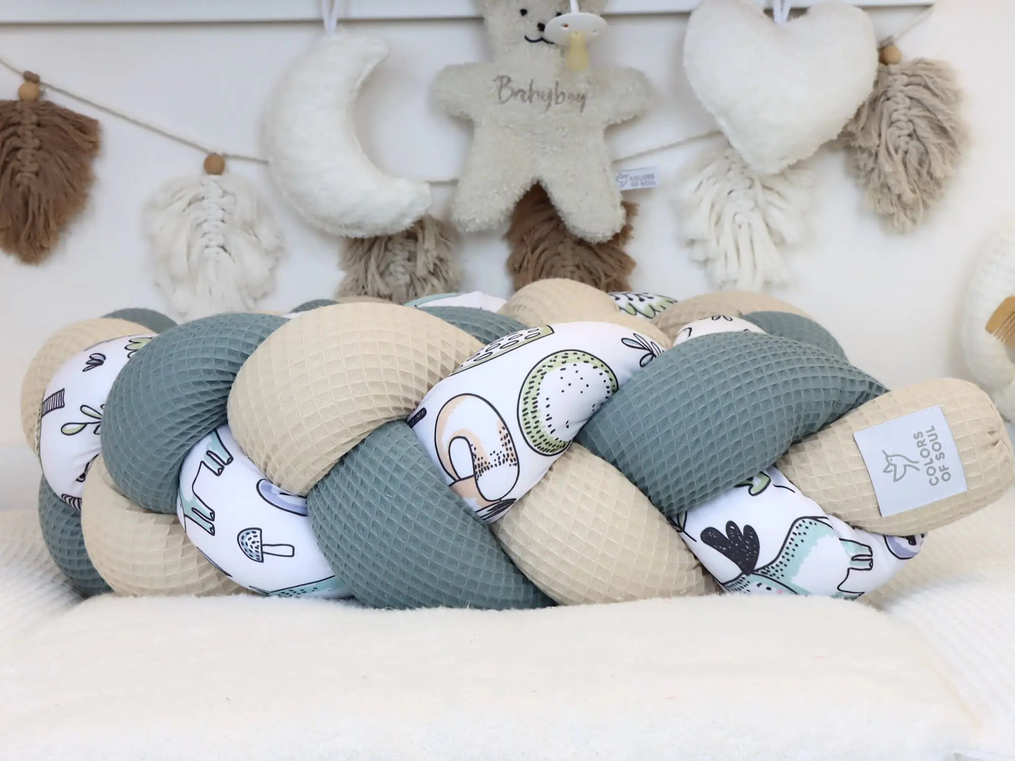Bettschlange geflochten Waffelpique Light Sand dusty Altmint mit Waldfreunde-Muster