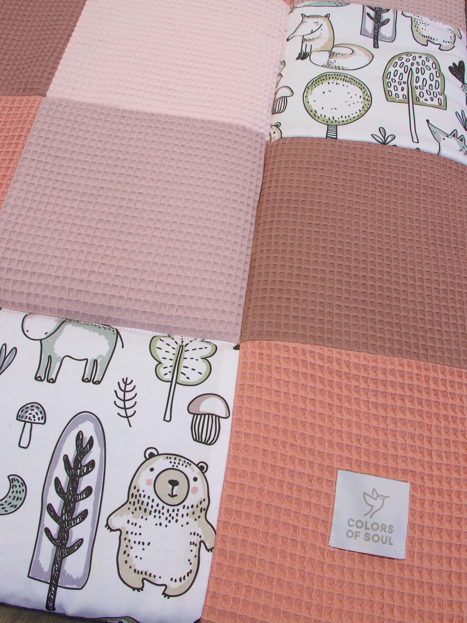 Patchwork Krabbeldecke für das Kinderzimmer – Waffelpique rosa / Waldfreunde