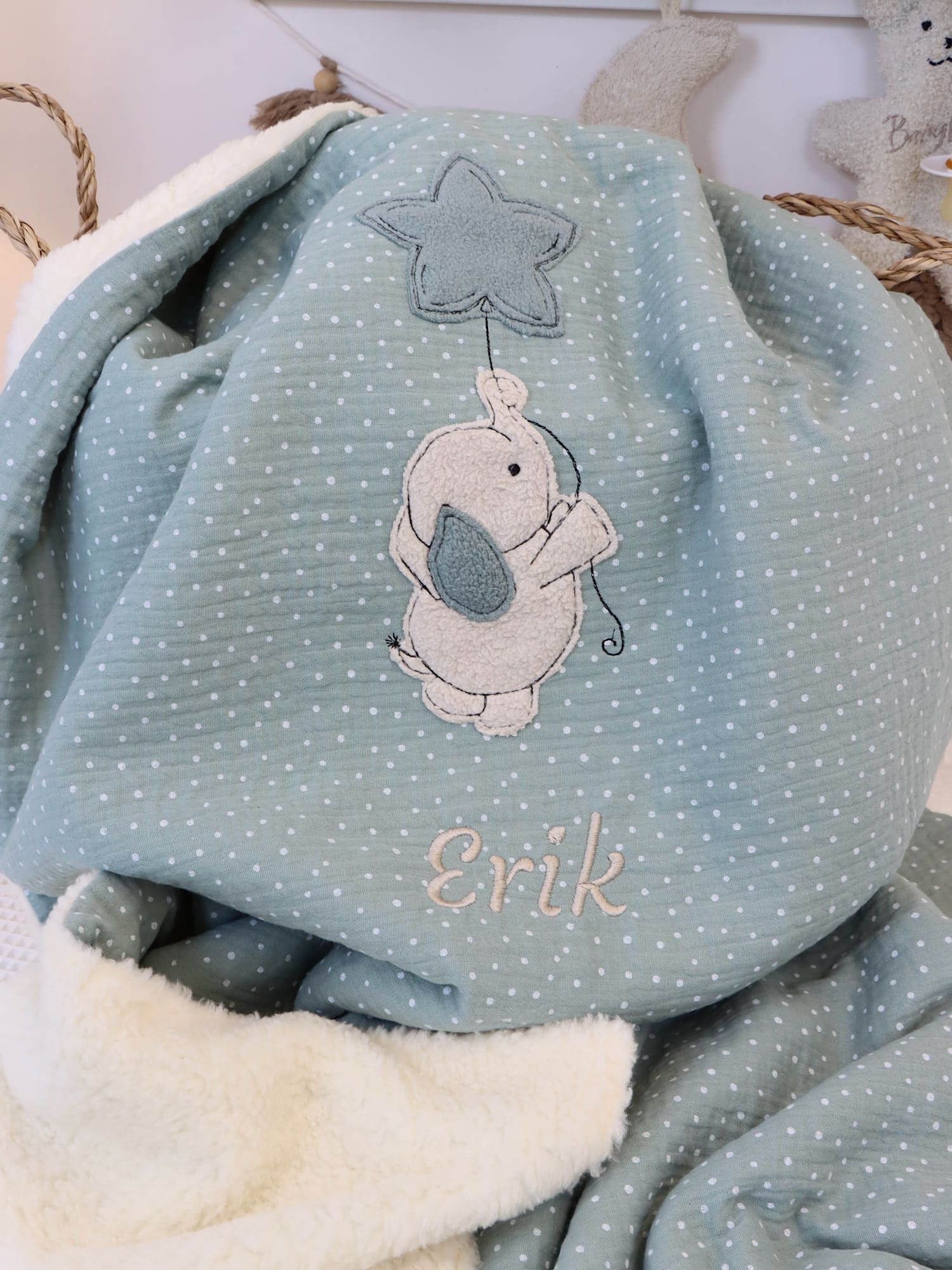 Babydecke Musselin mint mit weißen Punkten – weiche Kuscheldecke mit Elefant und Sternenballon, handgefertigt von Colors of Soul