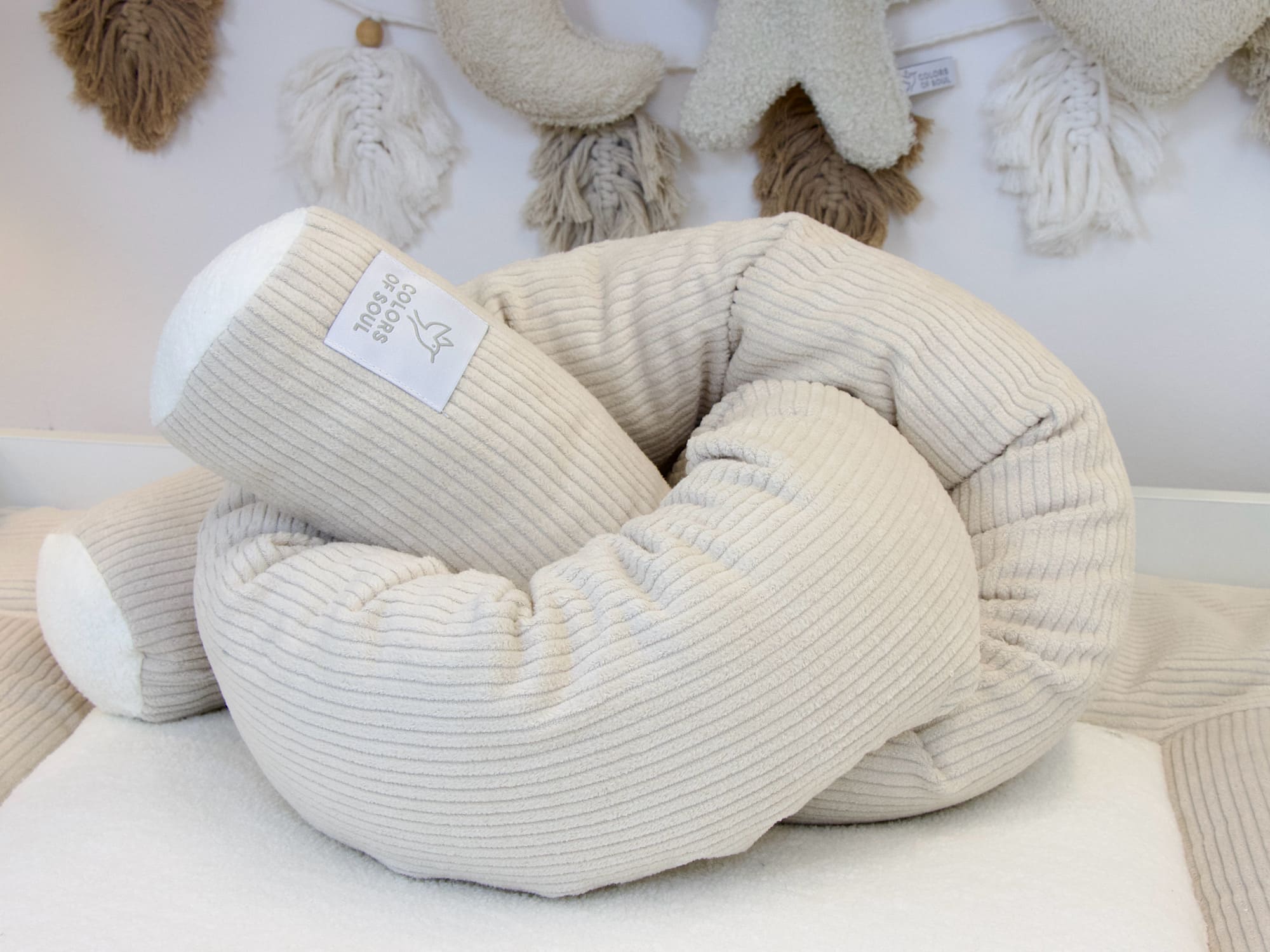 Bettschlange aus Cord in Light Sand mit runden Enden in Creme als weiche Bettumrandung fürs Babybett