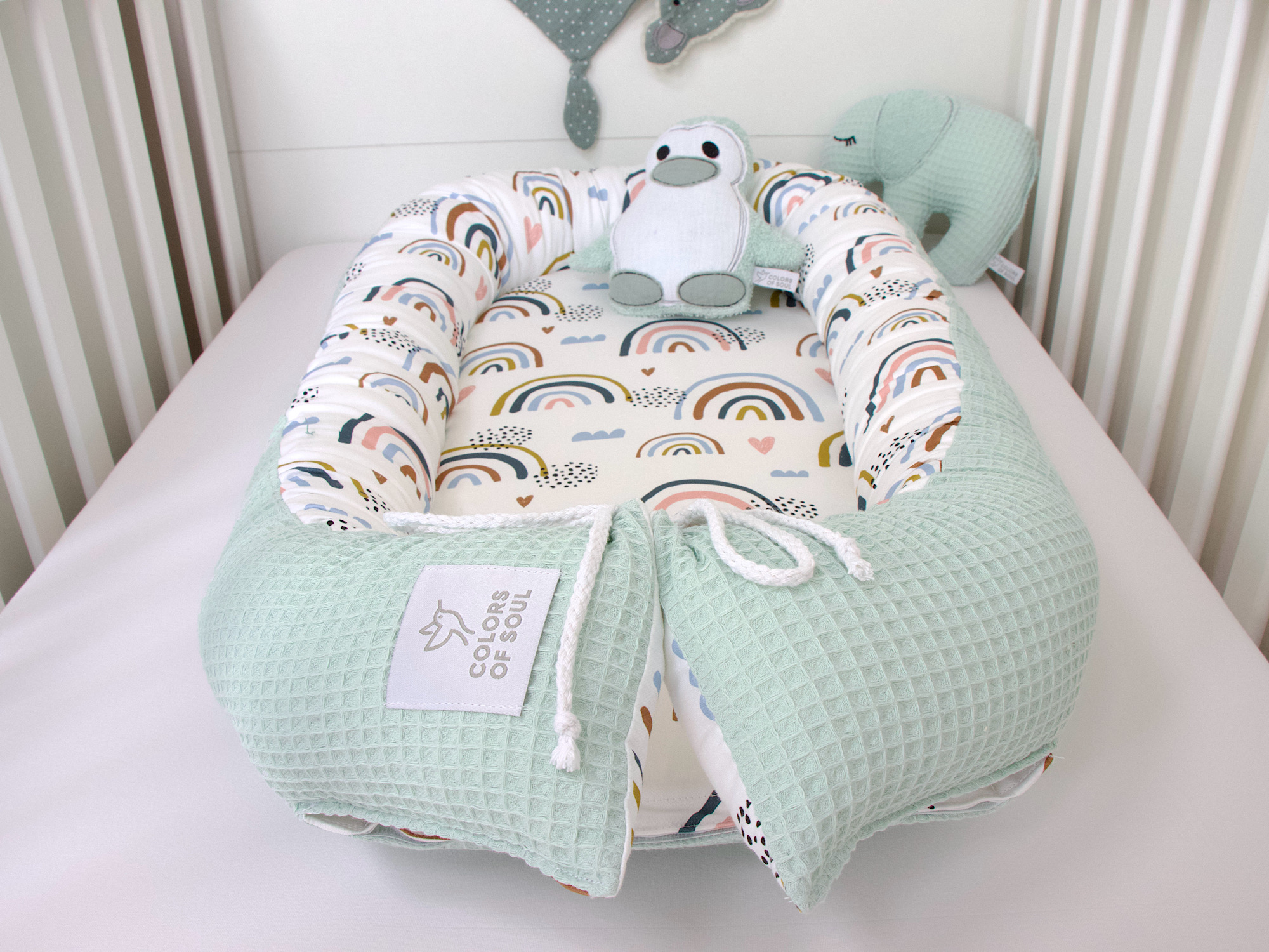 Babynest - Regenbogen und Herzen / Waffelpique pastellmint