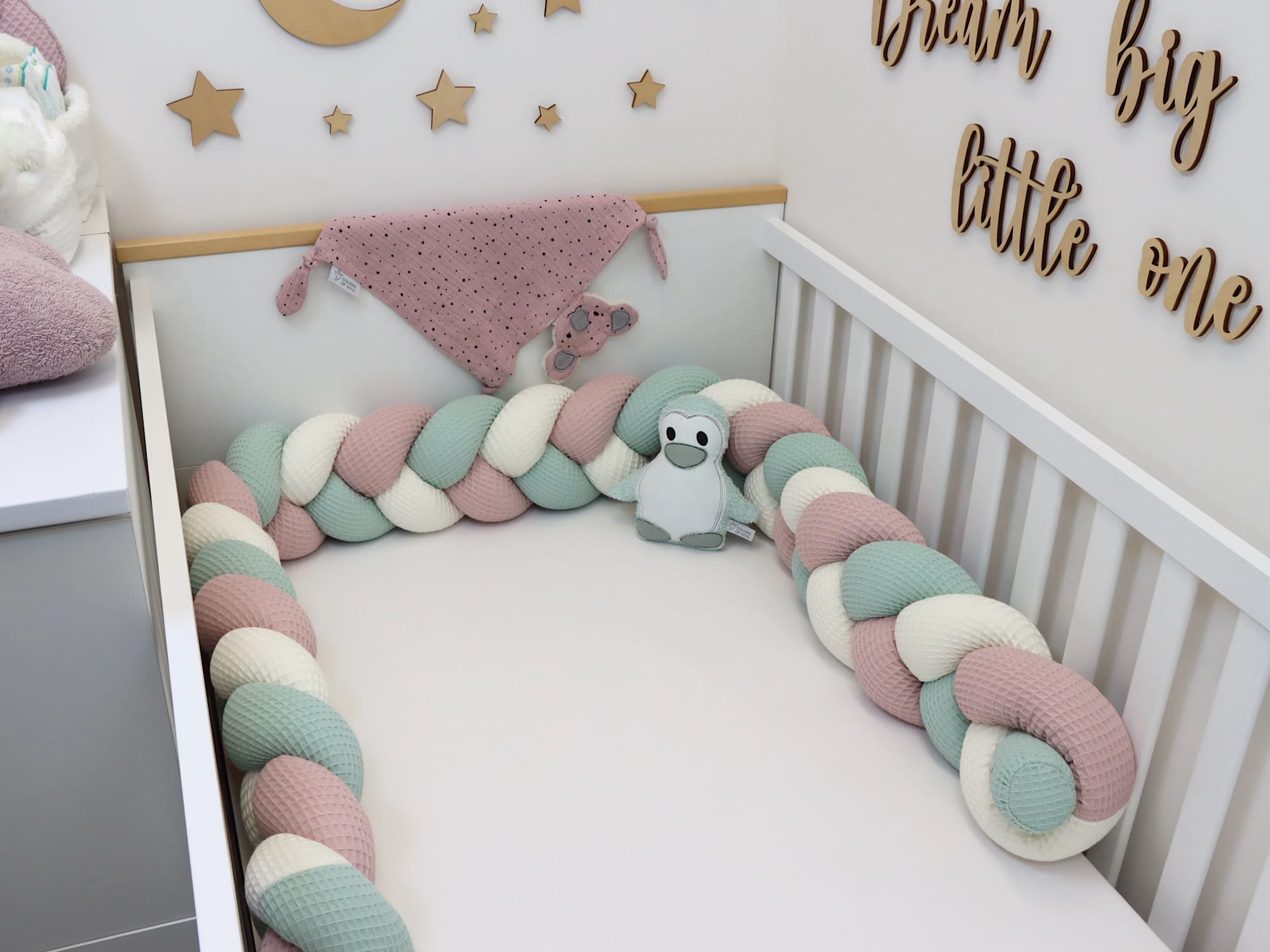 Geflochtene Bettschlange aus Waffelpique Altrosa, Creme und Hellmint als weiche Bettumrandung im Babybett