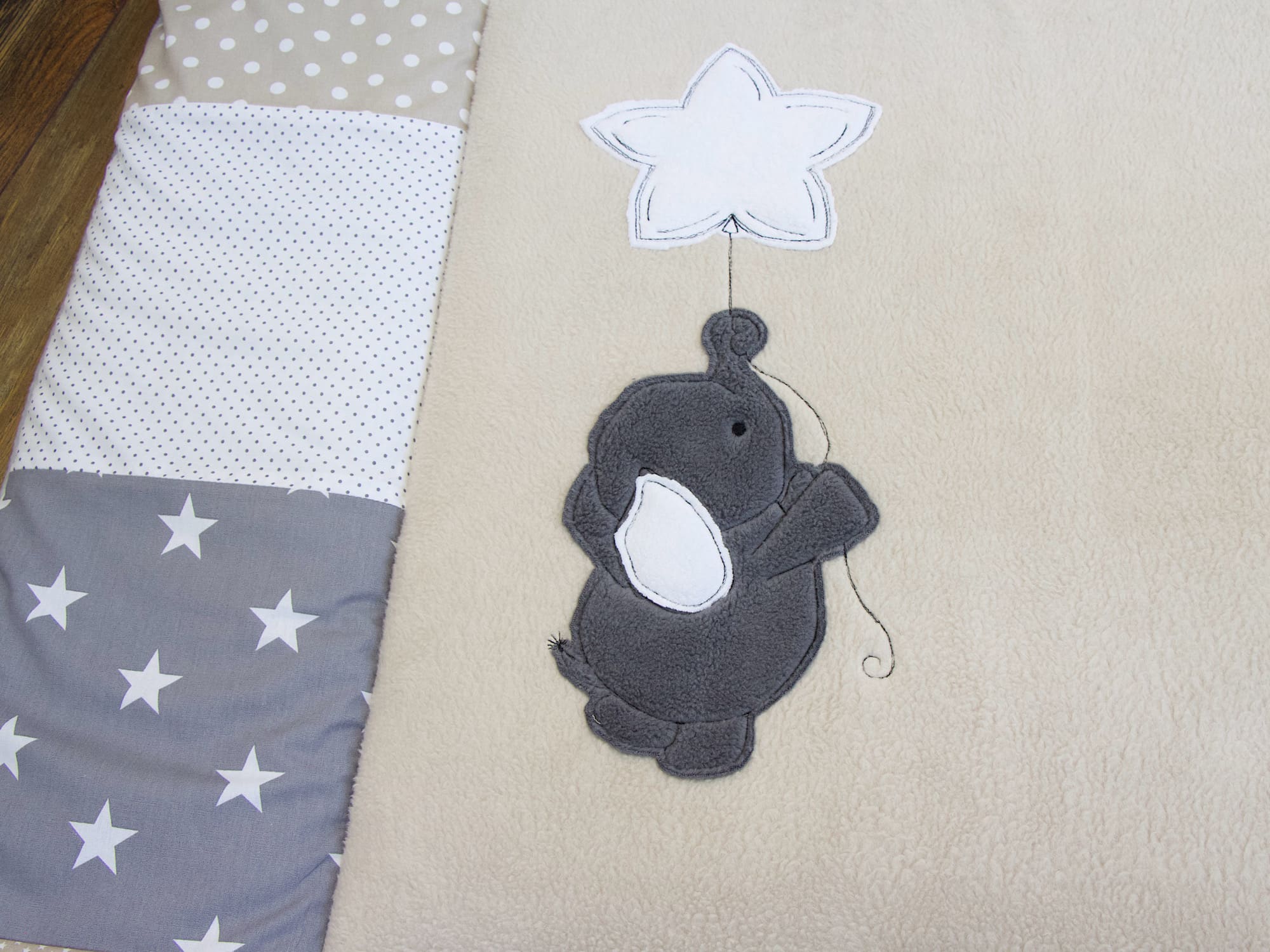 Krabbeldecke mit Namen und Datum - Elefant mit Luftballon / beige