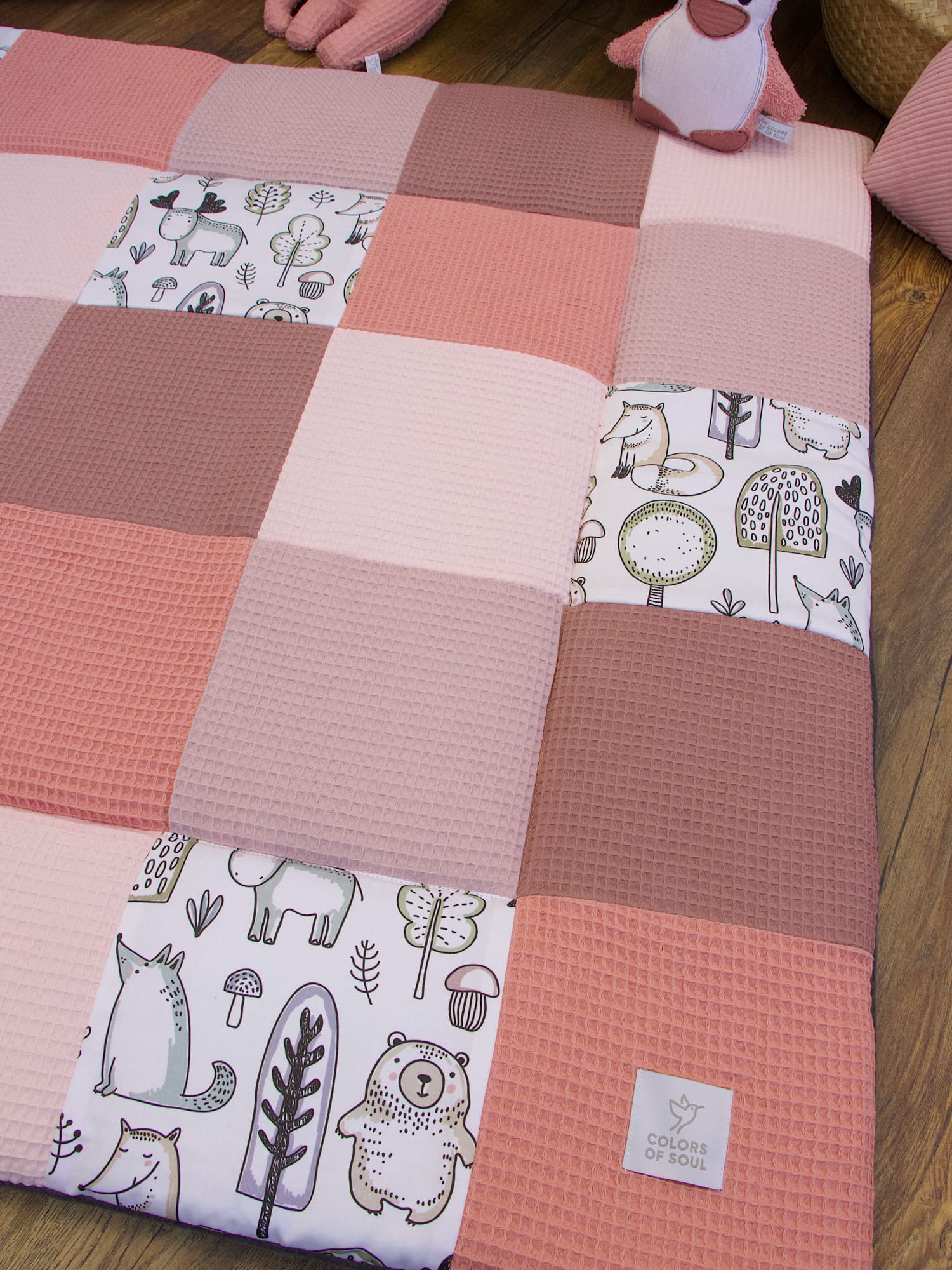Handgenähte Patchwork Krabbeldecke – Waffelpique rosa / Waldfreunde von Colors of Soul