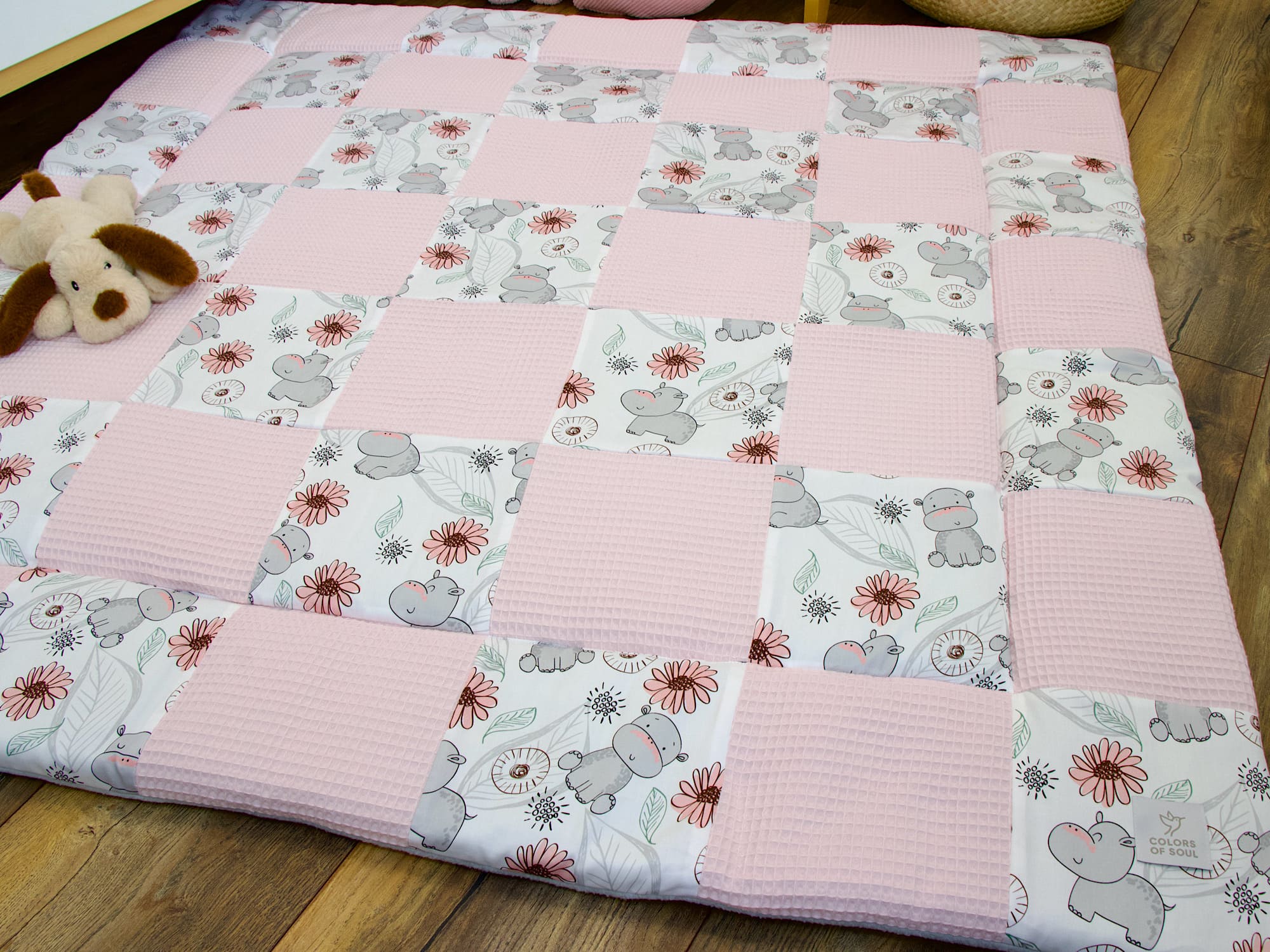Patchwork Krabbeldecke mit Namen - Waffelpique hellrosa / niedliche Nilpferde