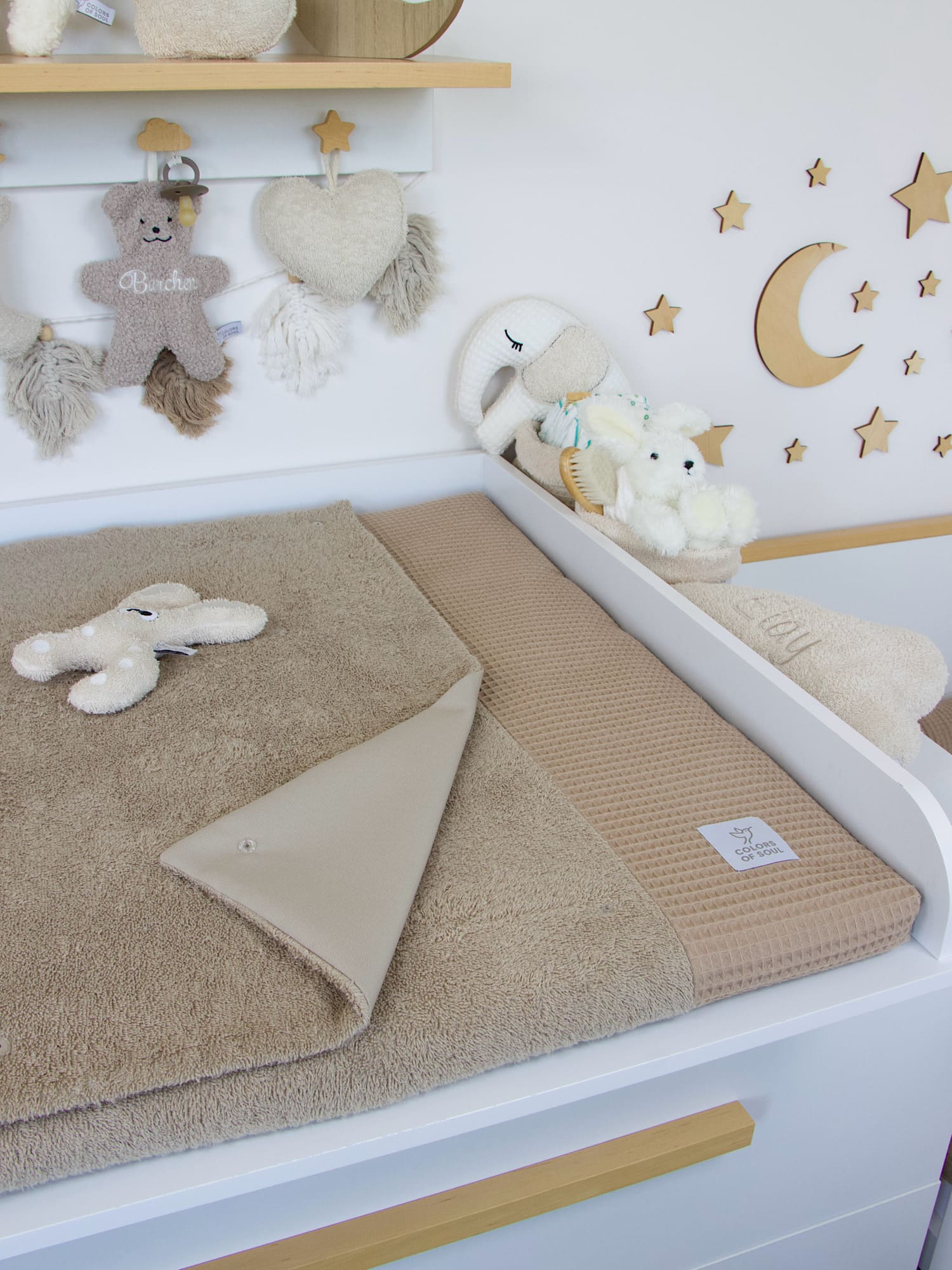 Komplettes Babyzimmer mit Wickelauflage in Dunkelbeige – Frottee und Waffelpique harmonisch kombiniert auf weißem Wickeltisch.