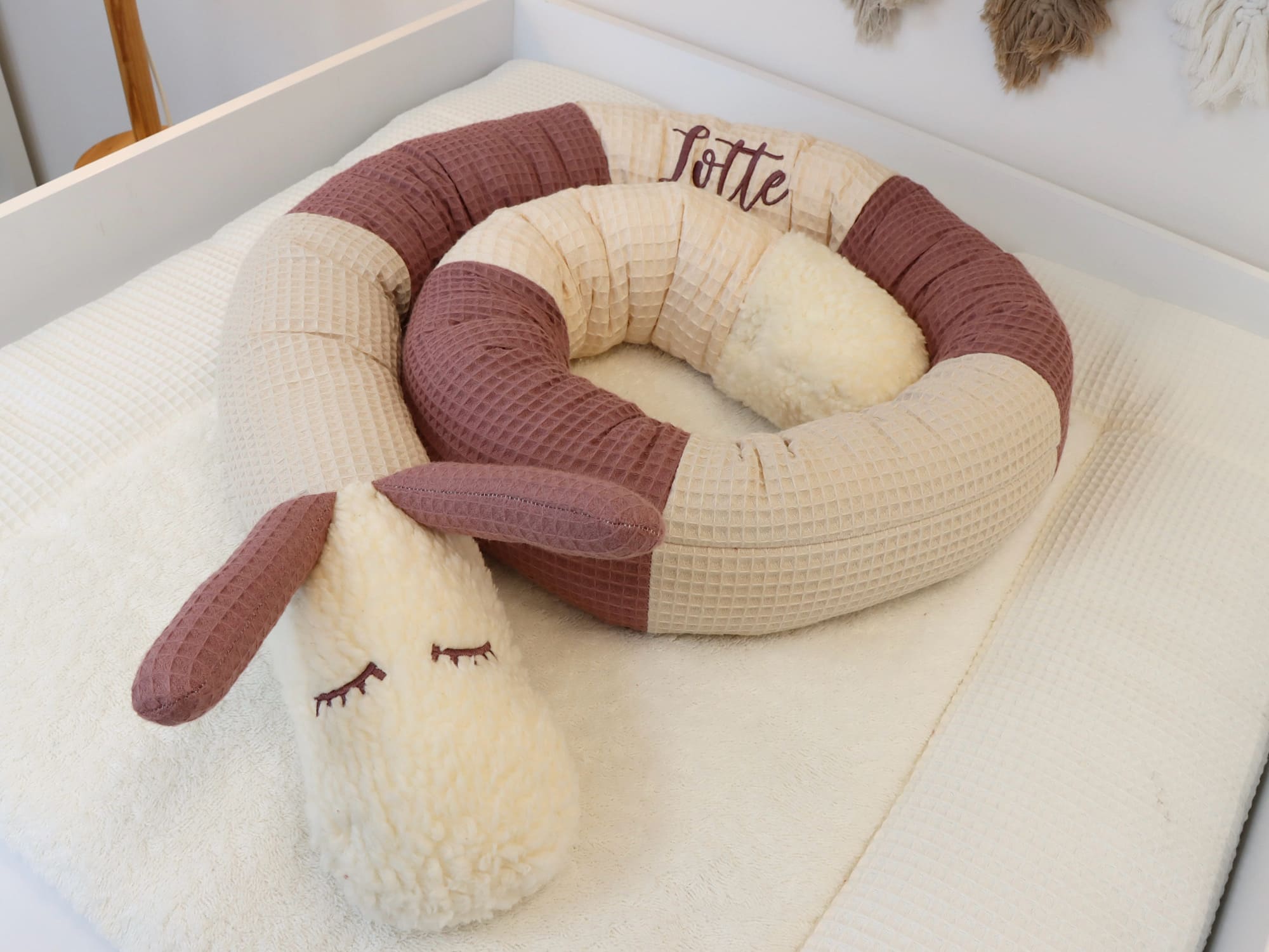 Gerollte Bettschnecke Babybett Waffelpique beige natur malve – handgefertigte Qualität