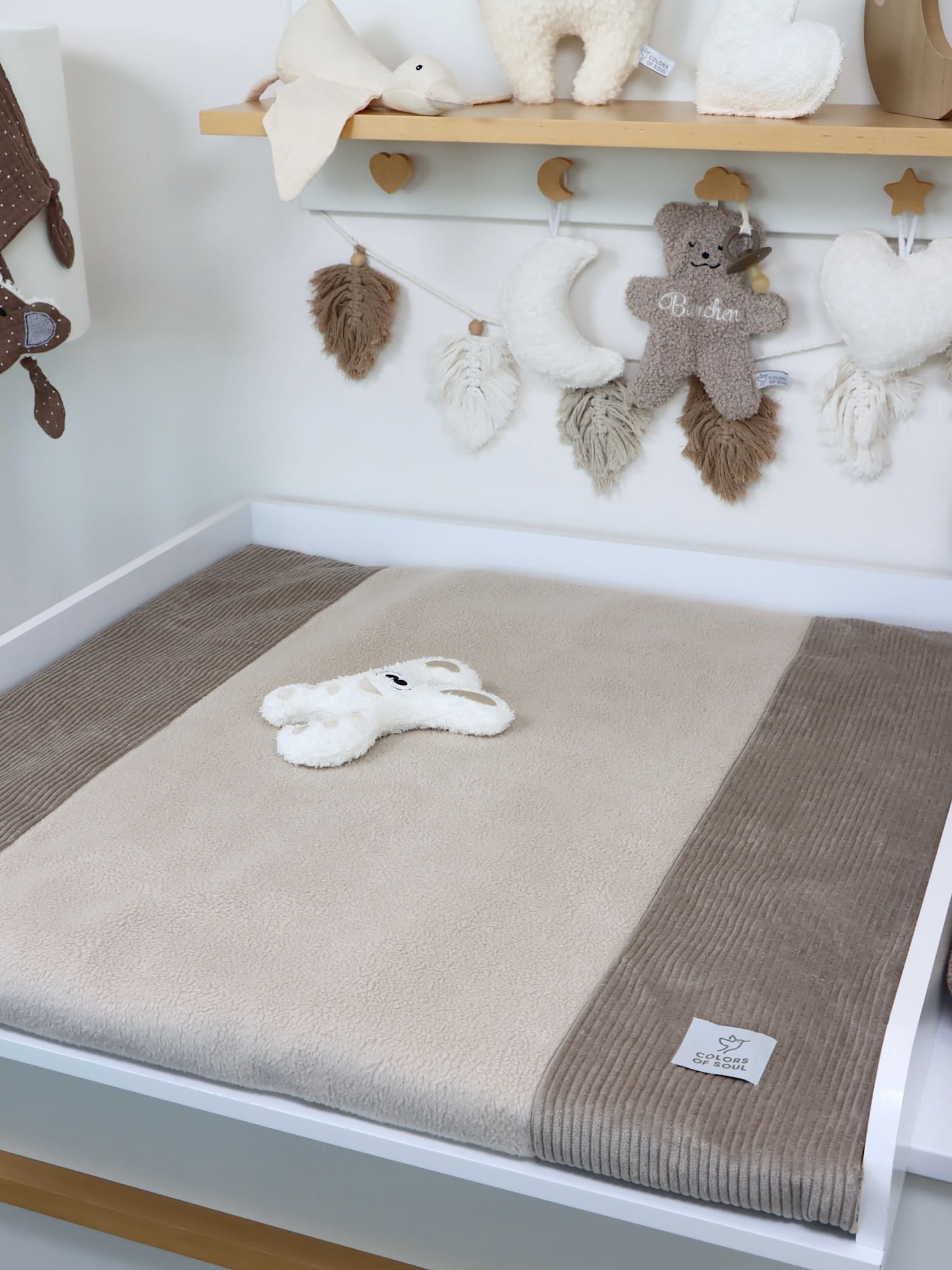Wickeltisch mit handgefertigter Wickelauflage aus Cord Beige & Baumwollfleece Beige – warm, modern und harmonisch.