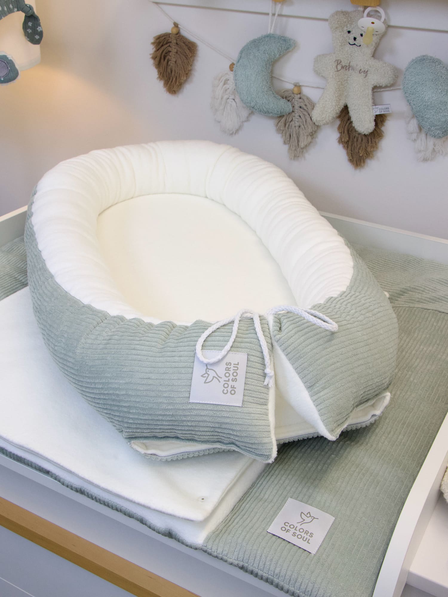 Geschlossene Wickelauflage mit 2-teiligem Babynestchen in Mint und Creme