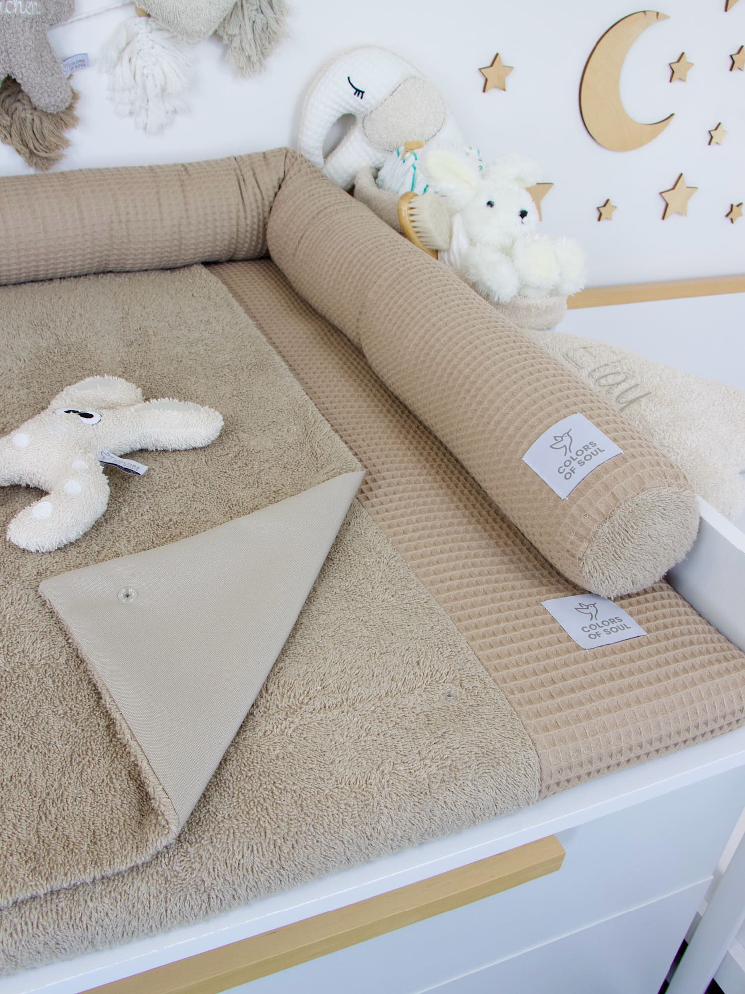 Wickelauflage mit Bettschlange als Umrandung – Wickelunterlage Set in Dunkelbeige für Geborgenheit & Sicherheit beim Wickeln.