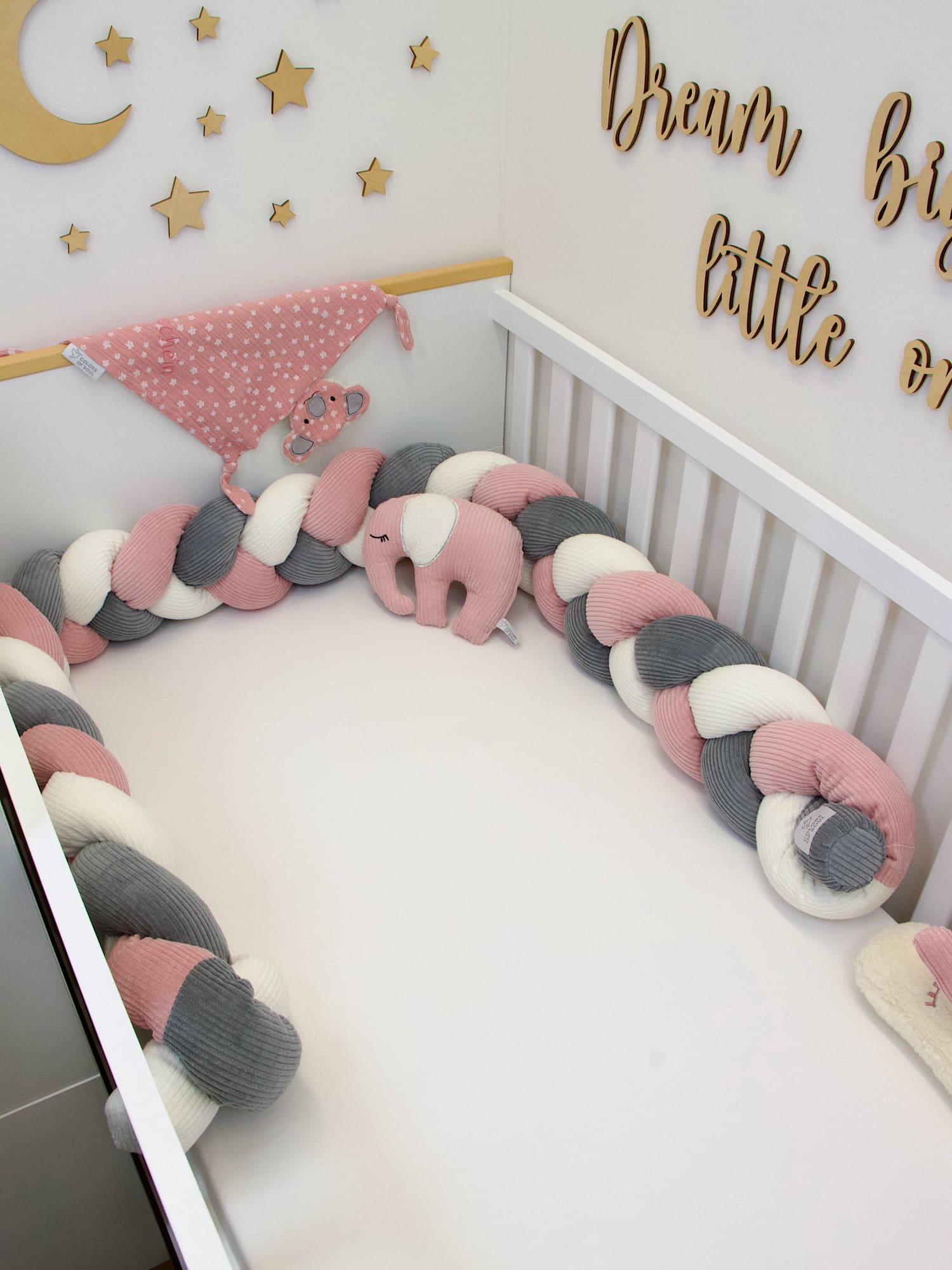 Geflochtene Cord Bettschlange in Creme, Altrosa und Grau für ein harmonisches Babyzimmer