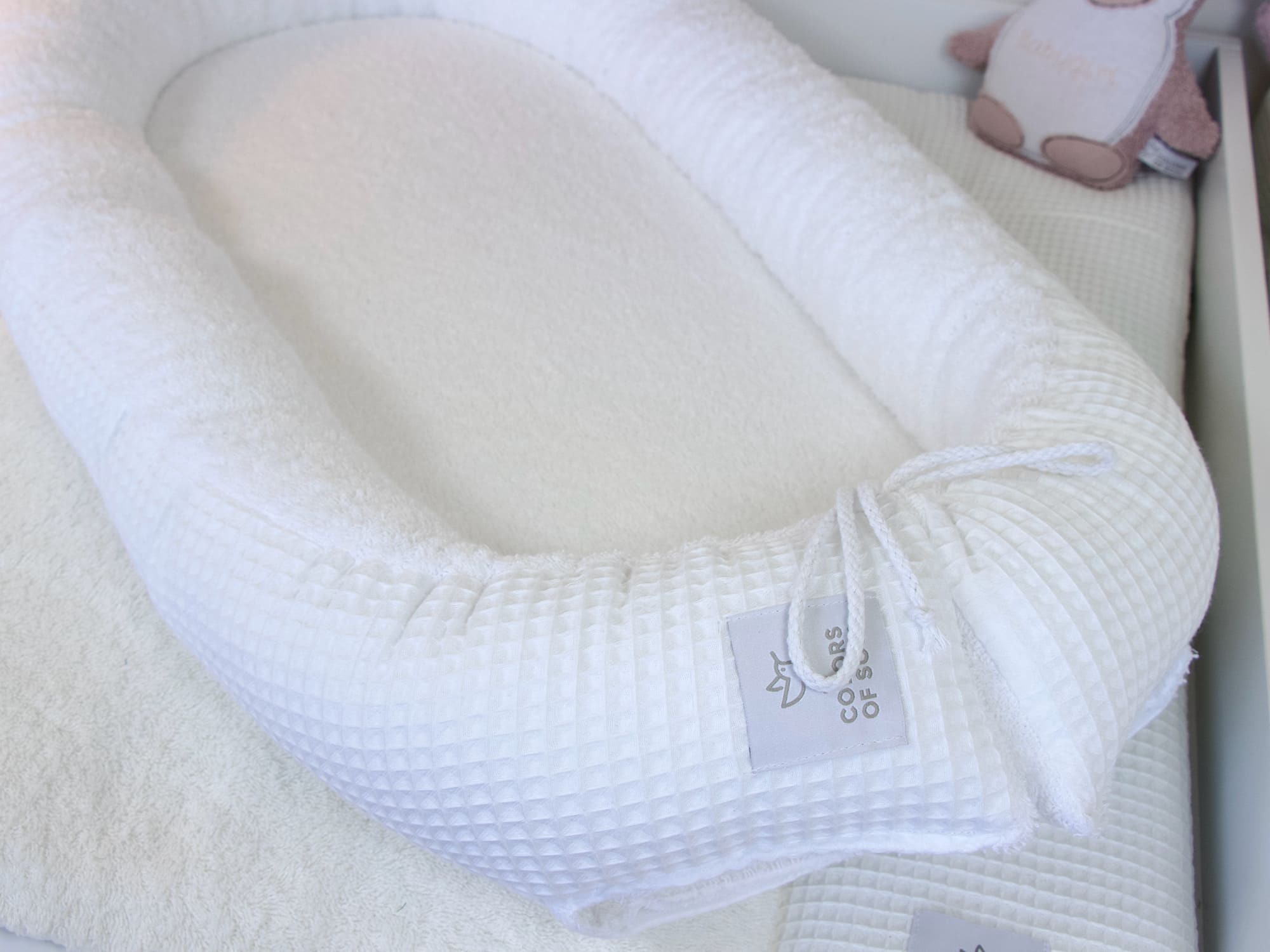 Sanftes Babynest aus Waffelpique Weiß und Frottee Weiß – stilvoll, weich und atmungsaktiv