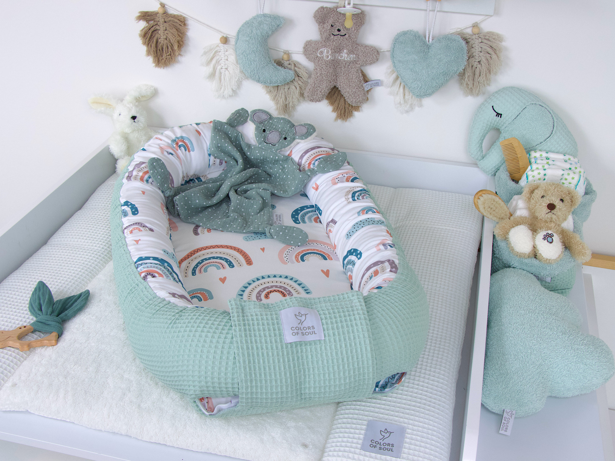 Weiches Babynestchen pastell Regenbogen und Herzen / Waffelpique pastellmint – liebevoll handgenäht