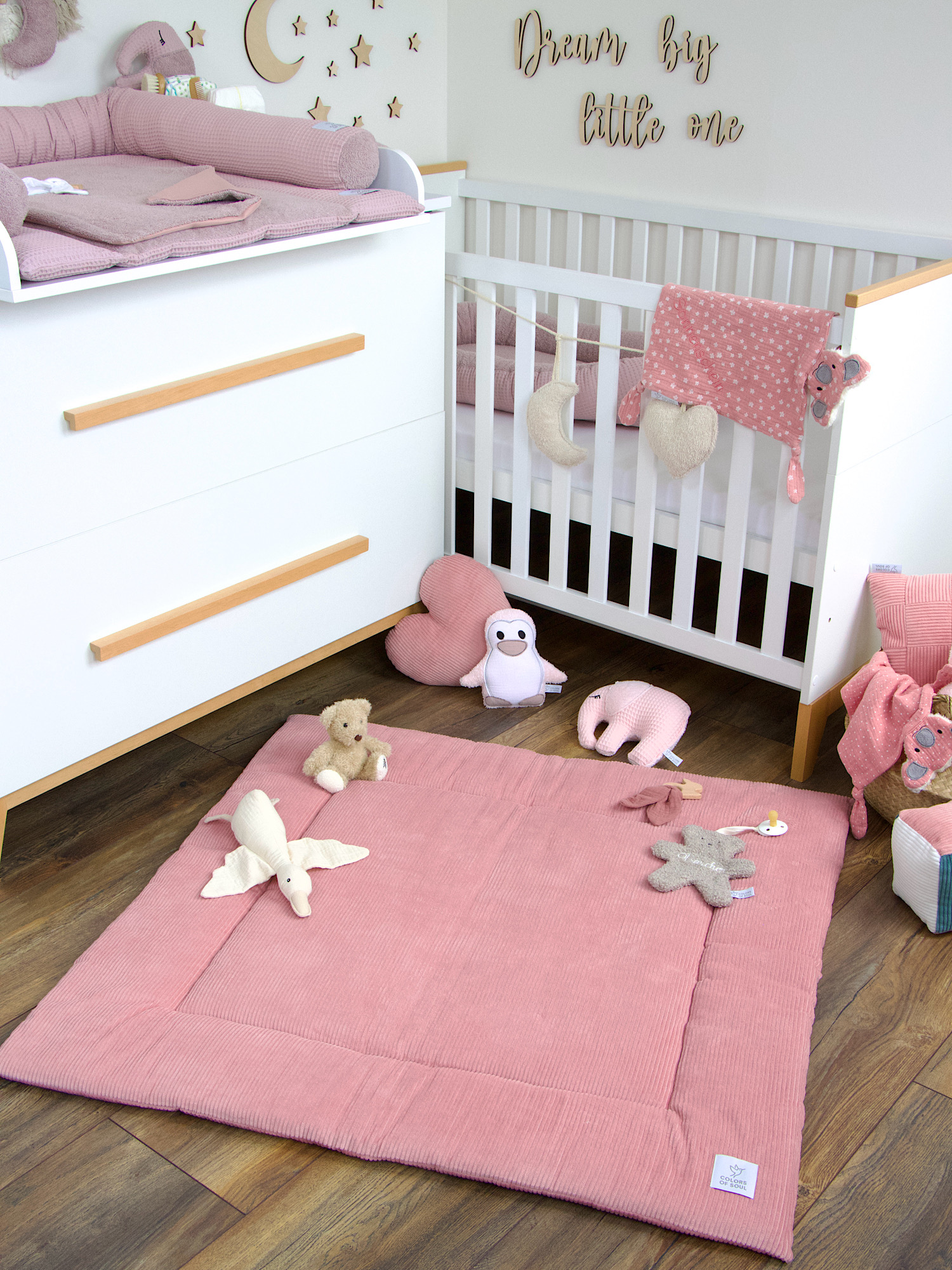 Große Cord Krabbeldecke in Altrosa im Babyzimmer
