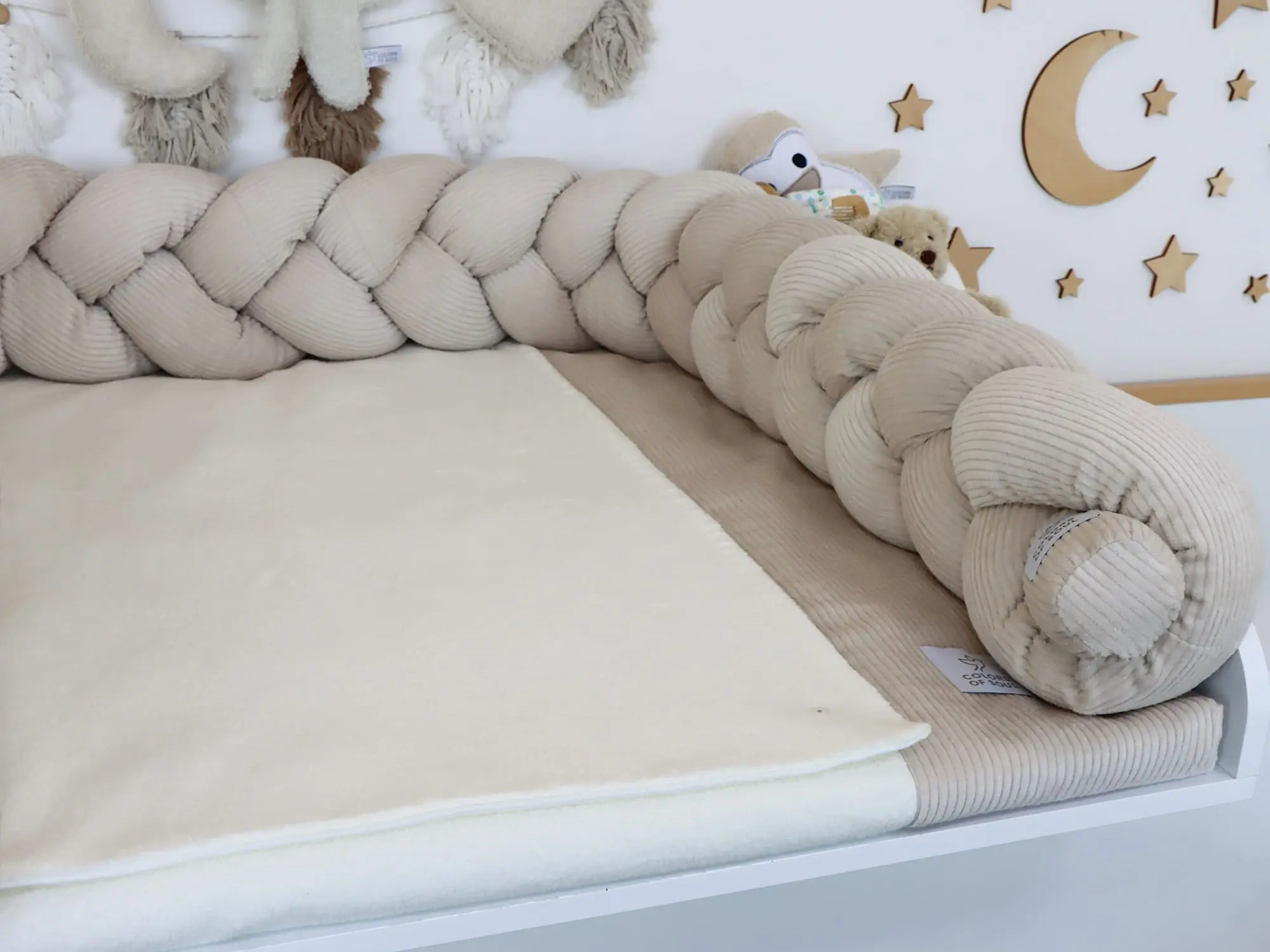 Wickelauflage mit Bettschlange geflochten in Light Sand und Creme für skandinavisches Babyzimmer