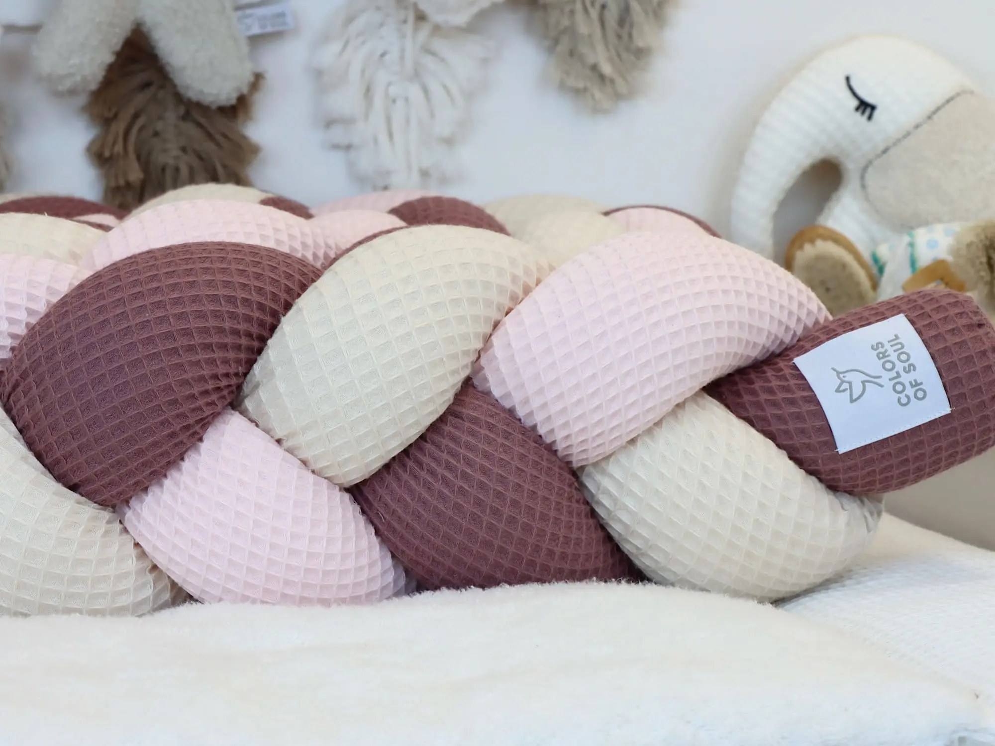 Handgemachte Waffelpique Bettschlange in Alte Malve, Hellrosa und Hellbeige als Bettumrandung fürs Babybett