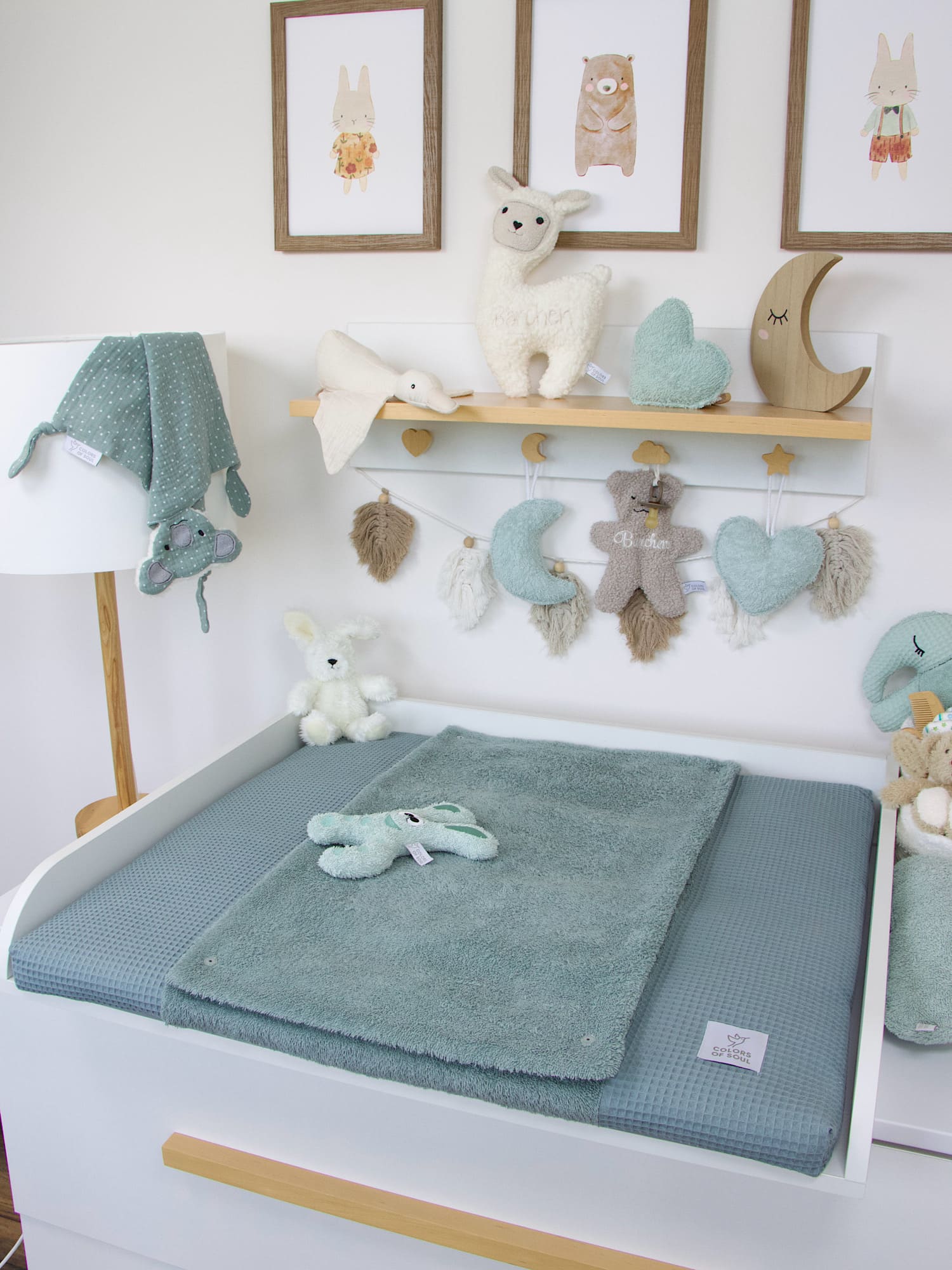 Wickelauflage Dusty Altmint auf Wickeltisch im Babyzimmer