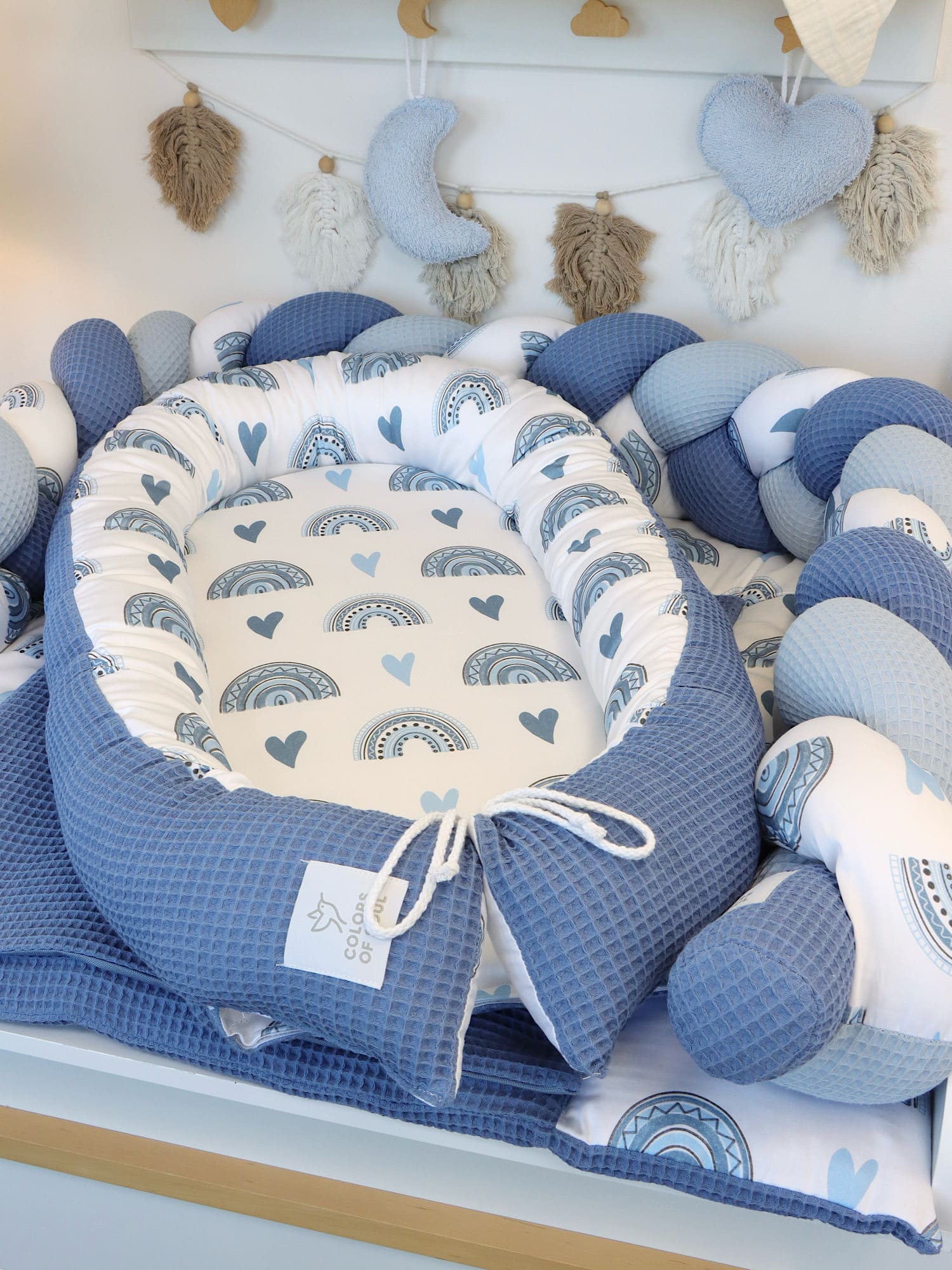 Wickelauflage, geflochtene Umrandung, Babynest - Regenbogen und Herzen blau / Waffelpique blau