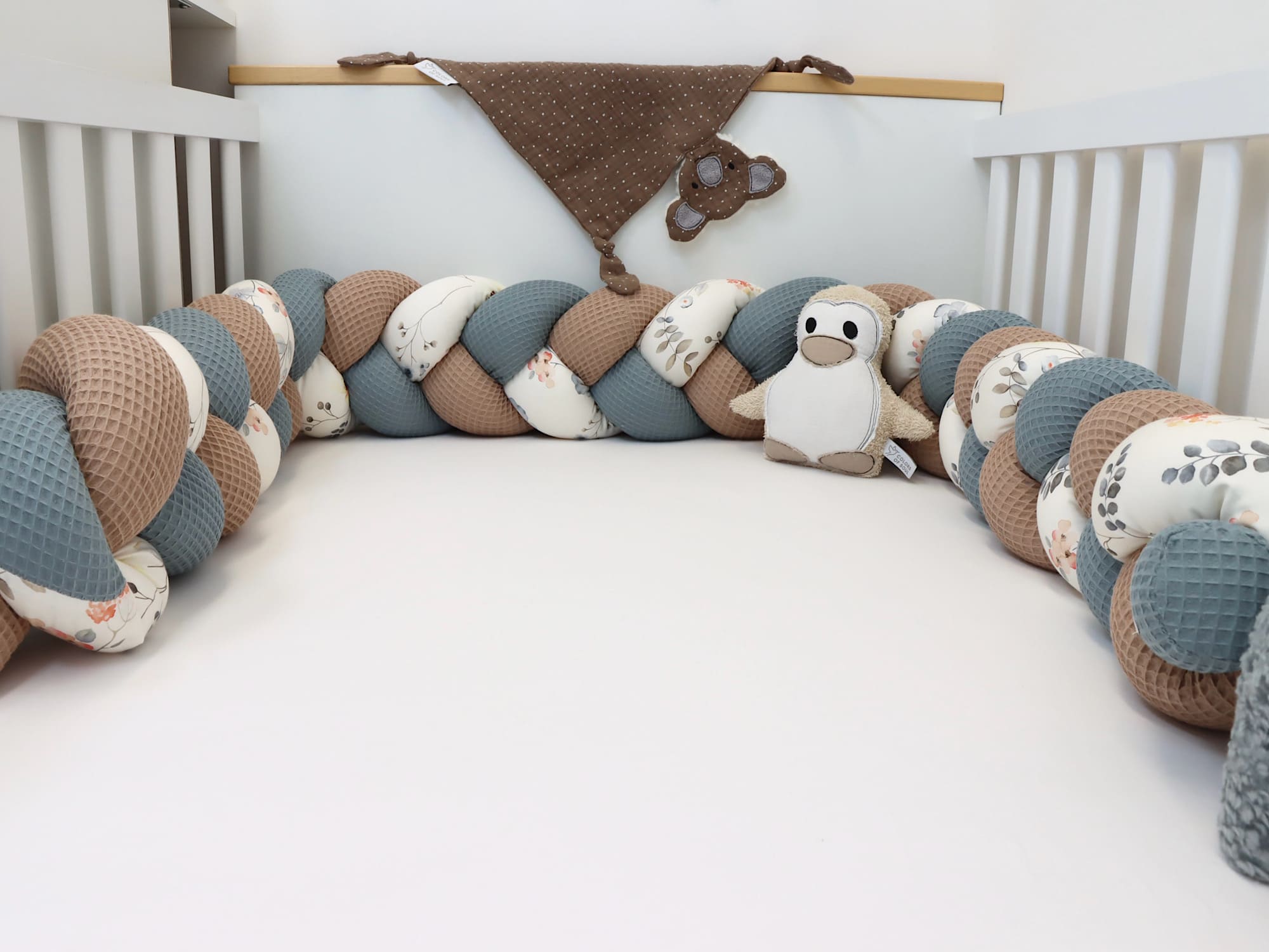 Bettschlange 5m im Gitterbett – stilvoller Schutz und kuschelige Atmosphäre fürs Babyzimmer