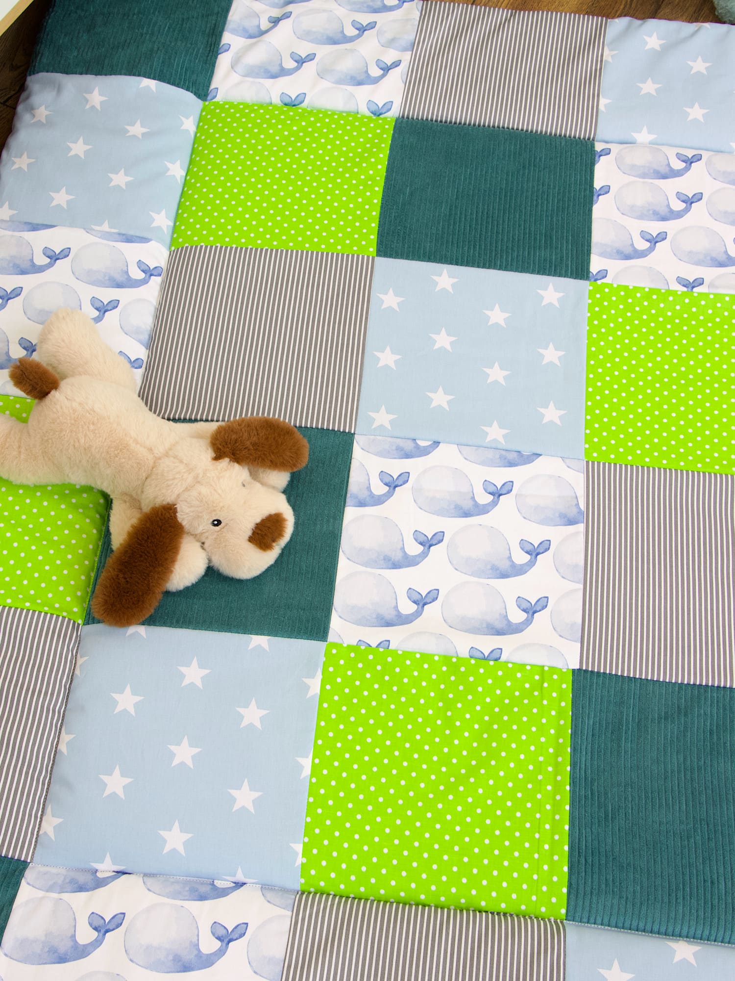 Personalisierte Krabbeldecke Baby - blaue Wale Aquarell / Kord petrol / hellblau