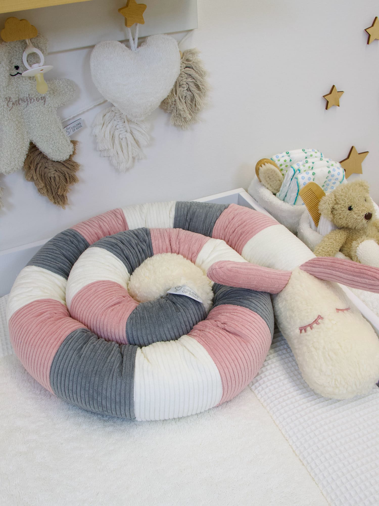 Bettschnecke mit Hasenkopf in Creme, Altrosa und Grau als weiche Bettumrandung