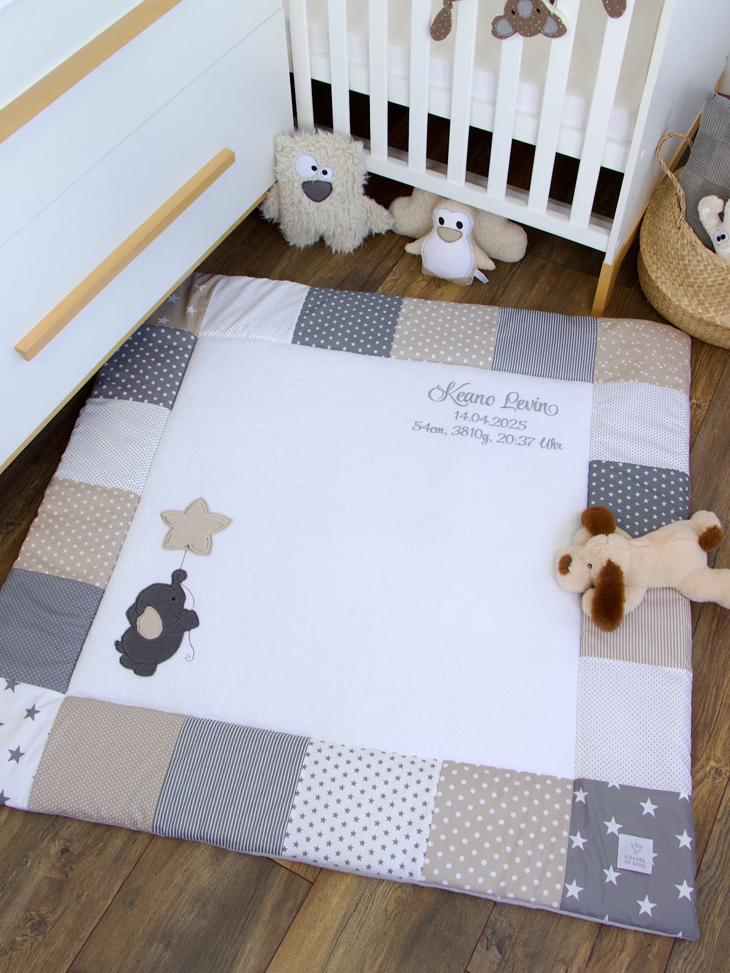 Handgefertigte Krabbeldecke aus Baumwollstoffen in Beige, Grau und Weiß – mit Elefantenmotiv
